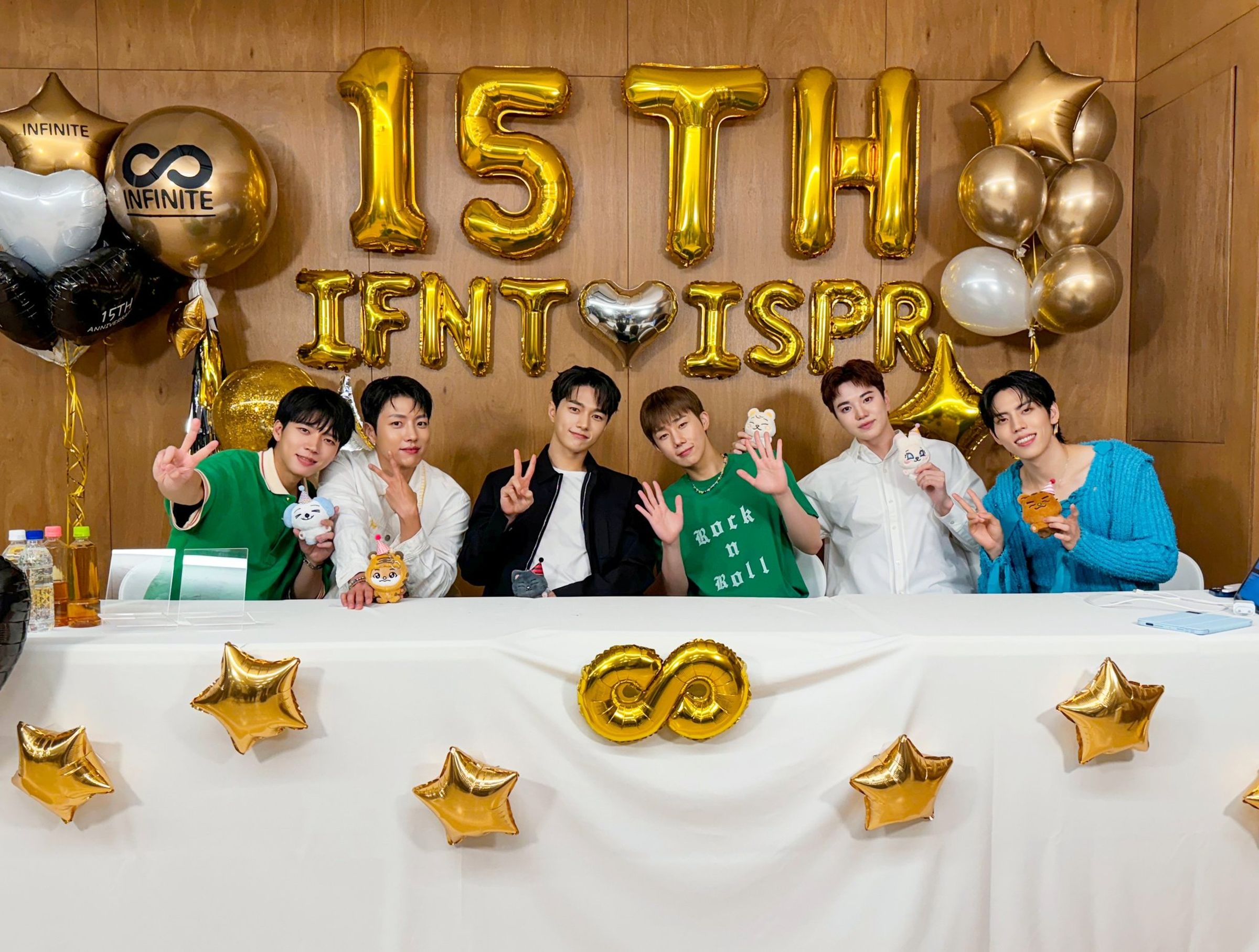 韓男團INFINITE昨(9日)慶祝出道15週年開直播與粉絲同樂。左起南優鉉、李成烈、金明洙、金聖圭、李成種與張東雨。(翻攝INFINITE X)