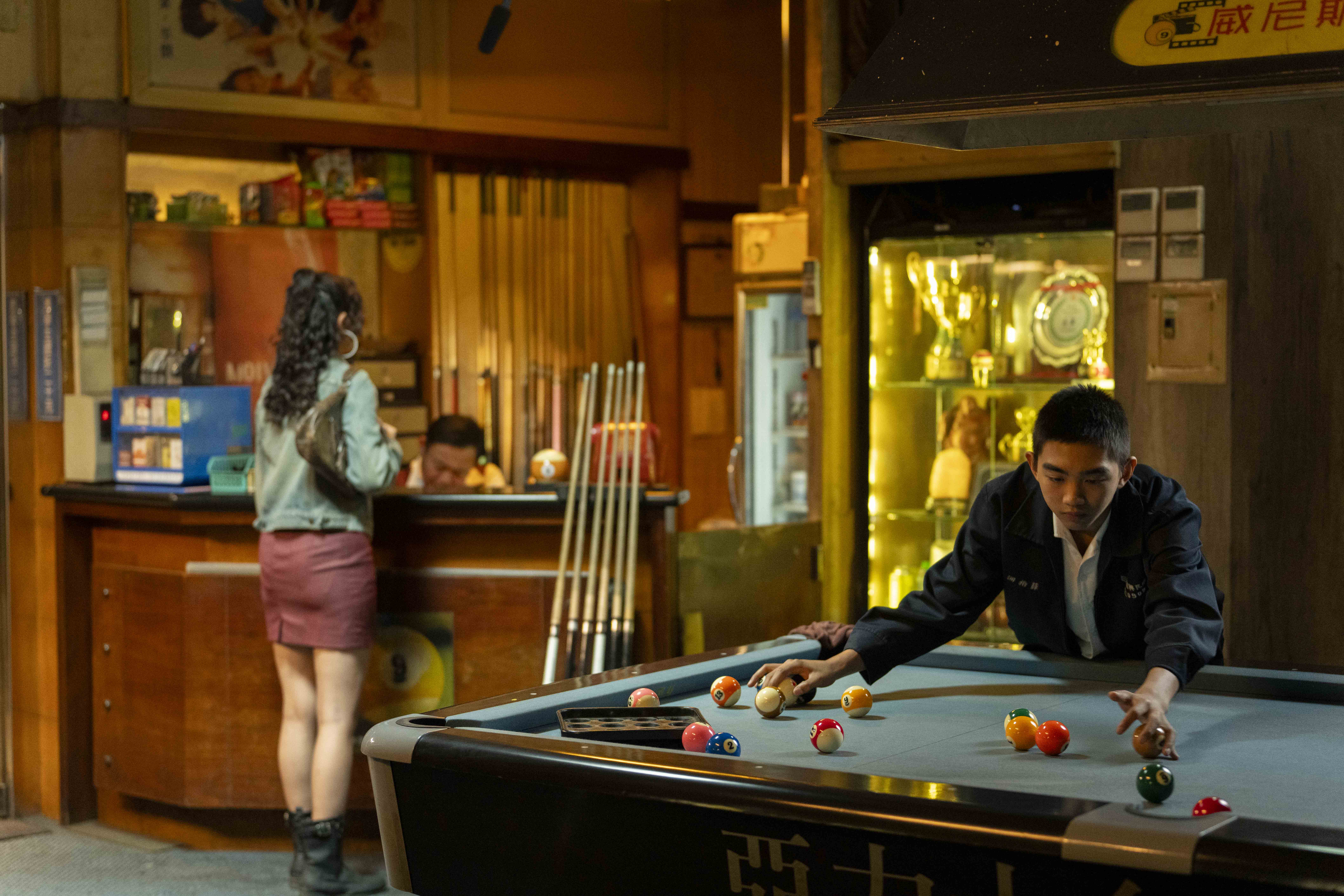 張軼峰和袁筱凡在《南方時光》中重現1990年代的台灣，兩人也入圍金馬獎最佳美術設計。（百景娛樂 提供）