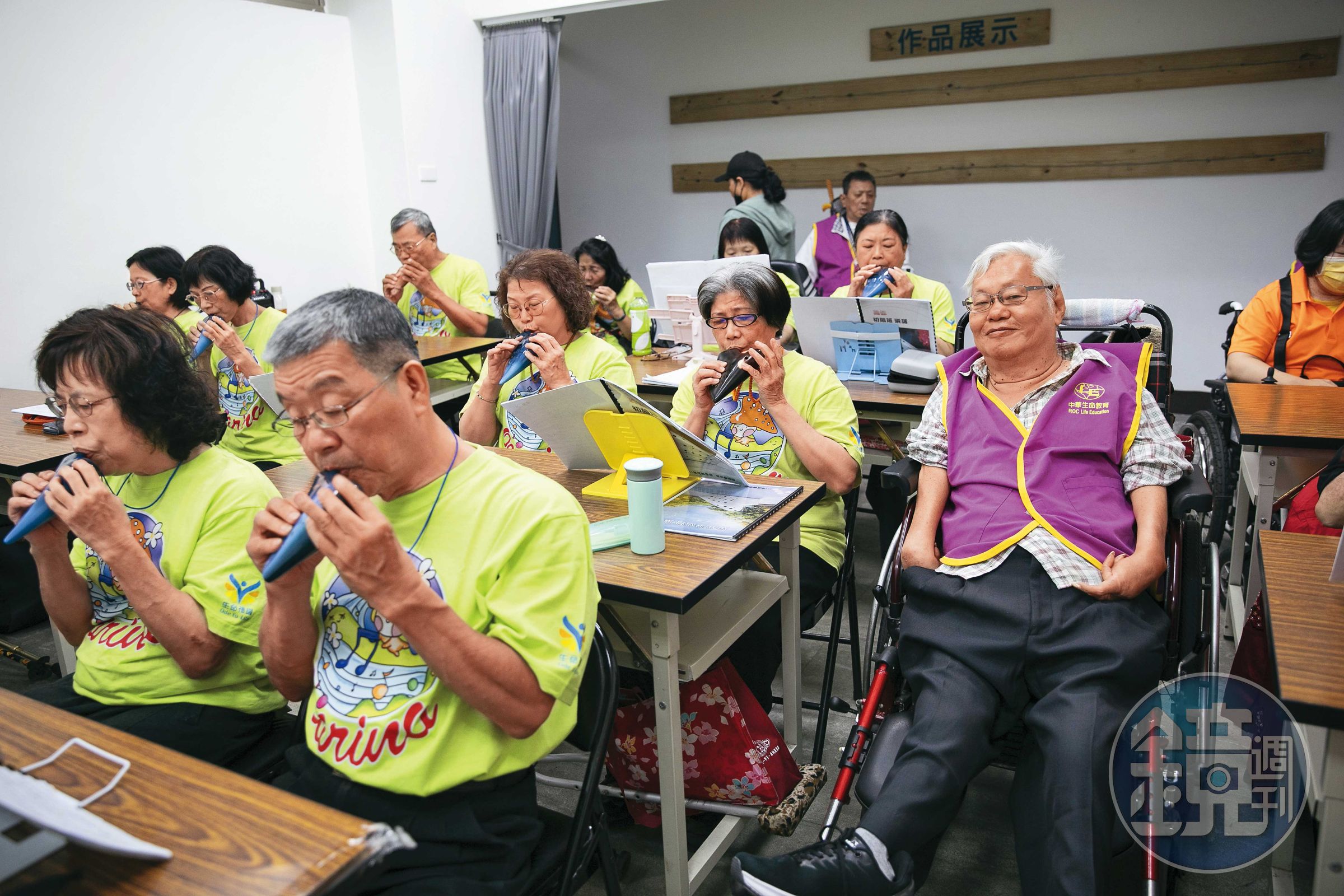 生命禮讚綜藝團的身障者每週都會練習陶笛，劉天富（右）有時也去探班。