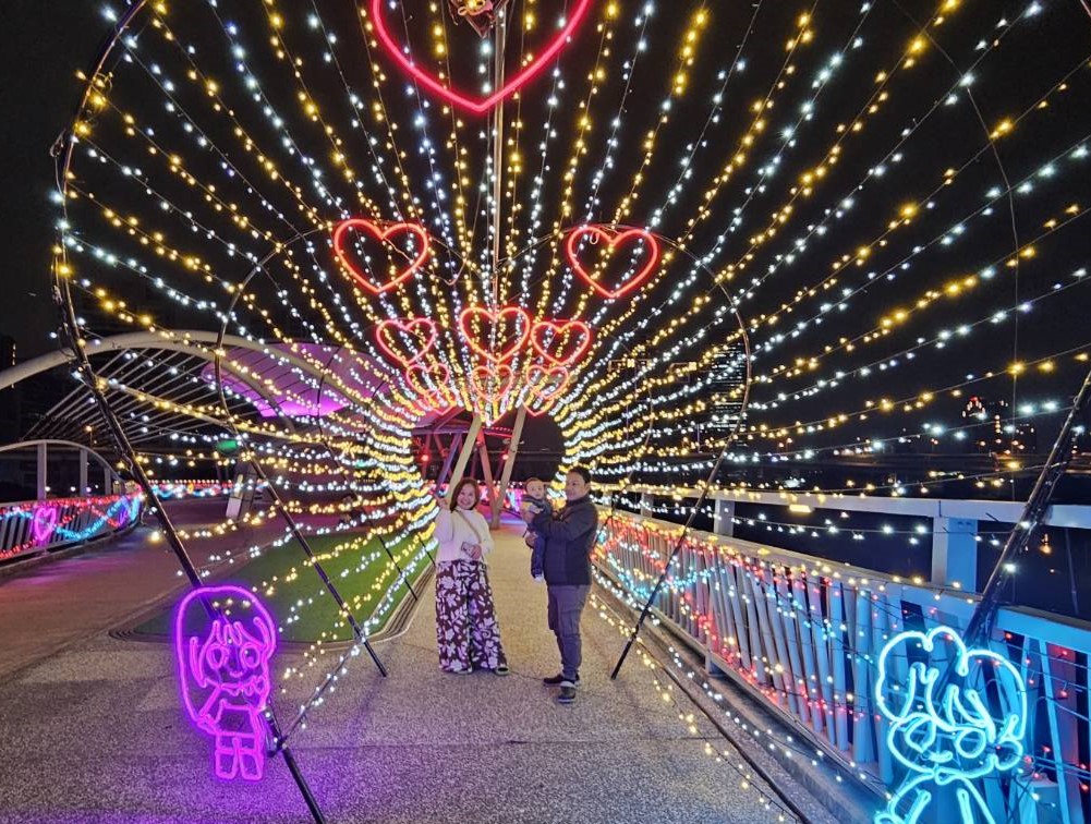 穿梭於璀璨心廊的點點光芒中，讓人彷彿置身於愛的世界。（新北高灘處提供）