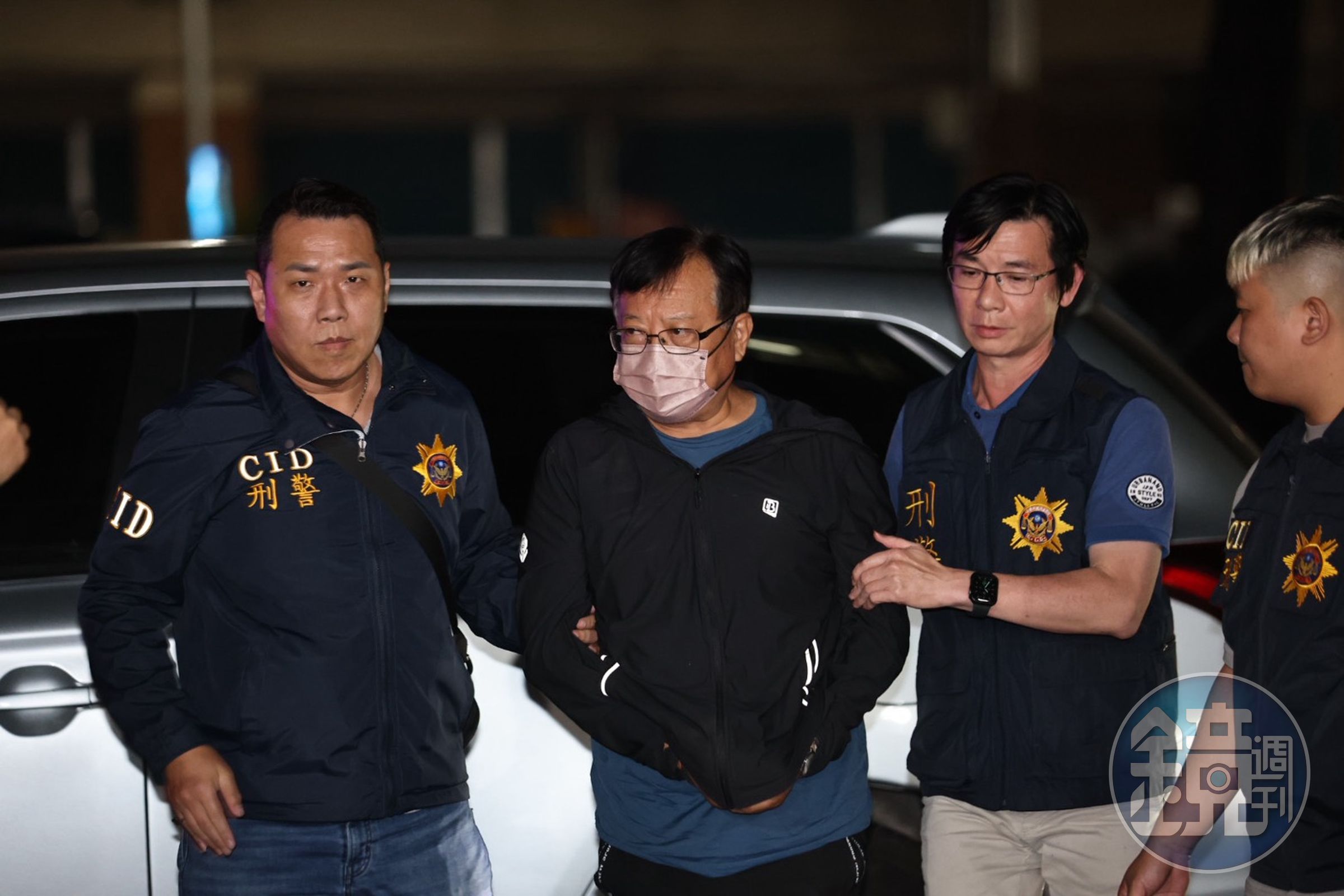 徐漢被押解到橋頭地檢署。(讀者提供)