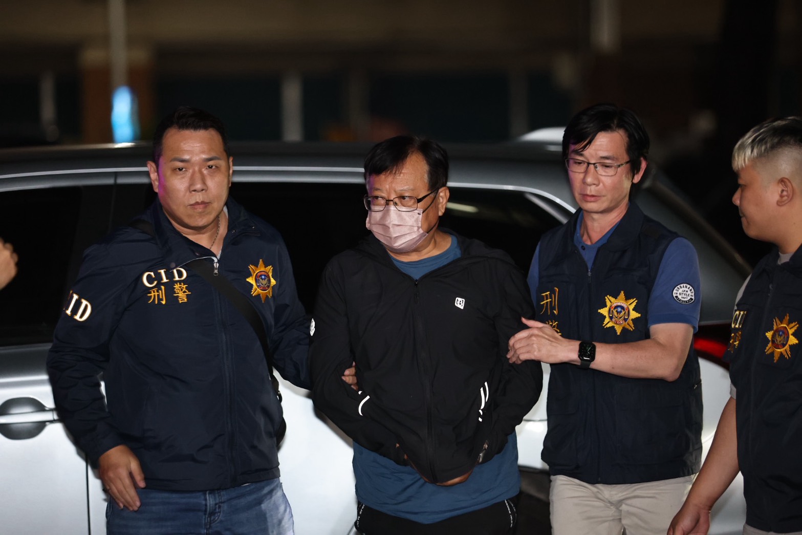 徐漢被押解到橋頭地檢署。（讀者提供）
