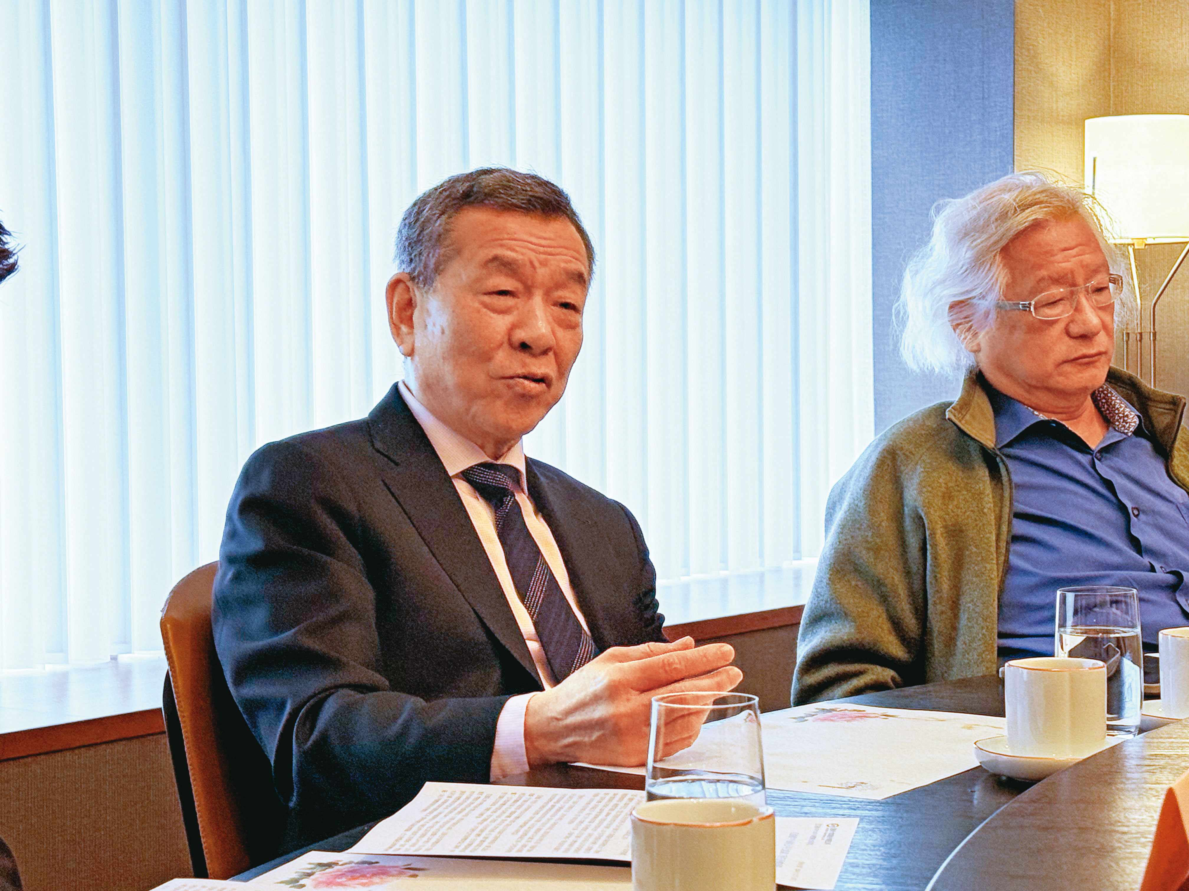亞通深海管線設計、布建能力獲得台泥、日本業者青睞,成為其發展溫差能的重要幫手。左為亞通董事長呂元瑞、右為亞通總經理龔誠山。(盧佳柔攝)