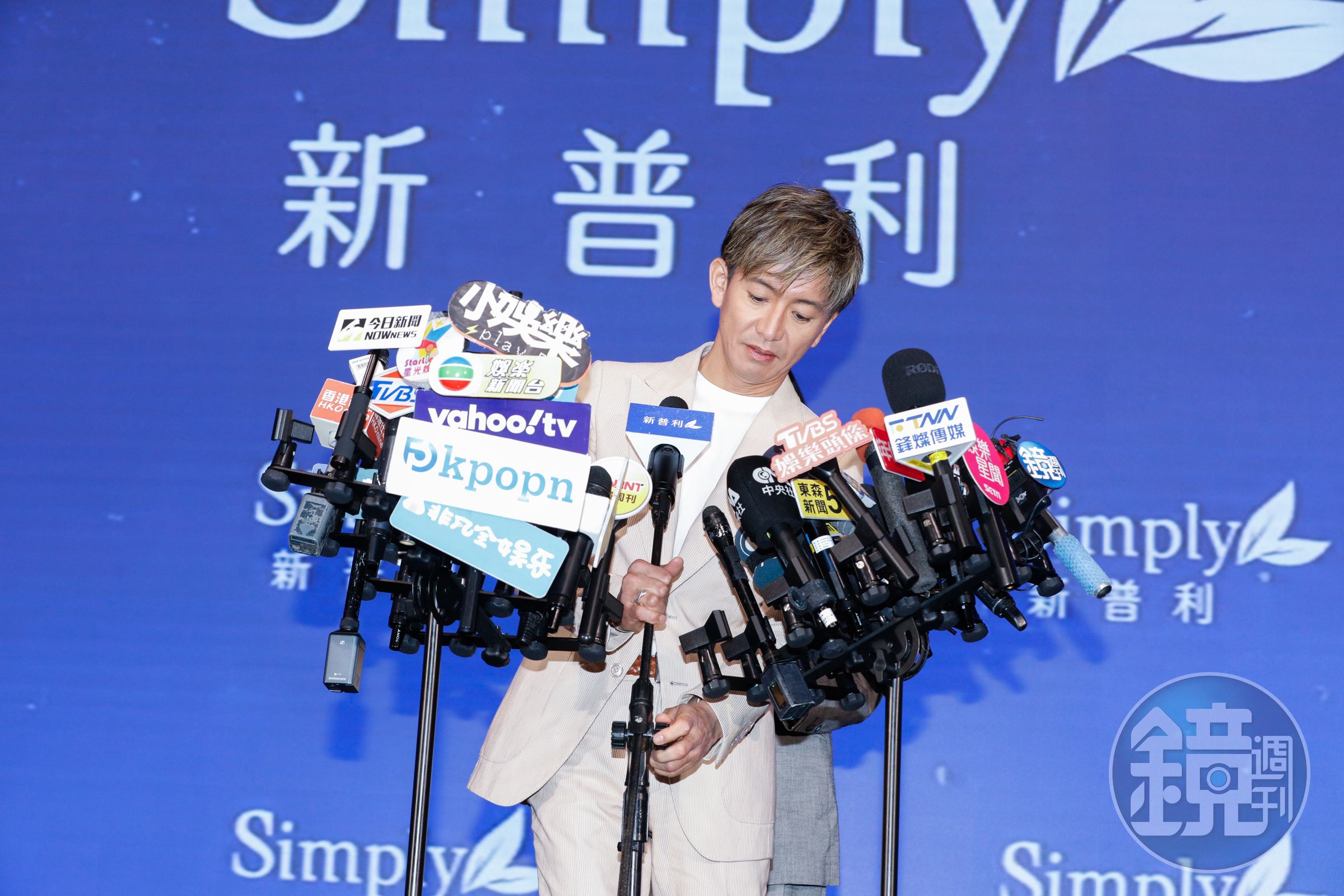 聯訪時，木村拓哉一上台就自己調整麥克風高度。