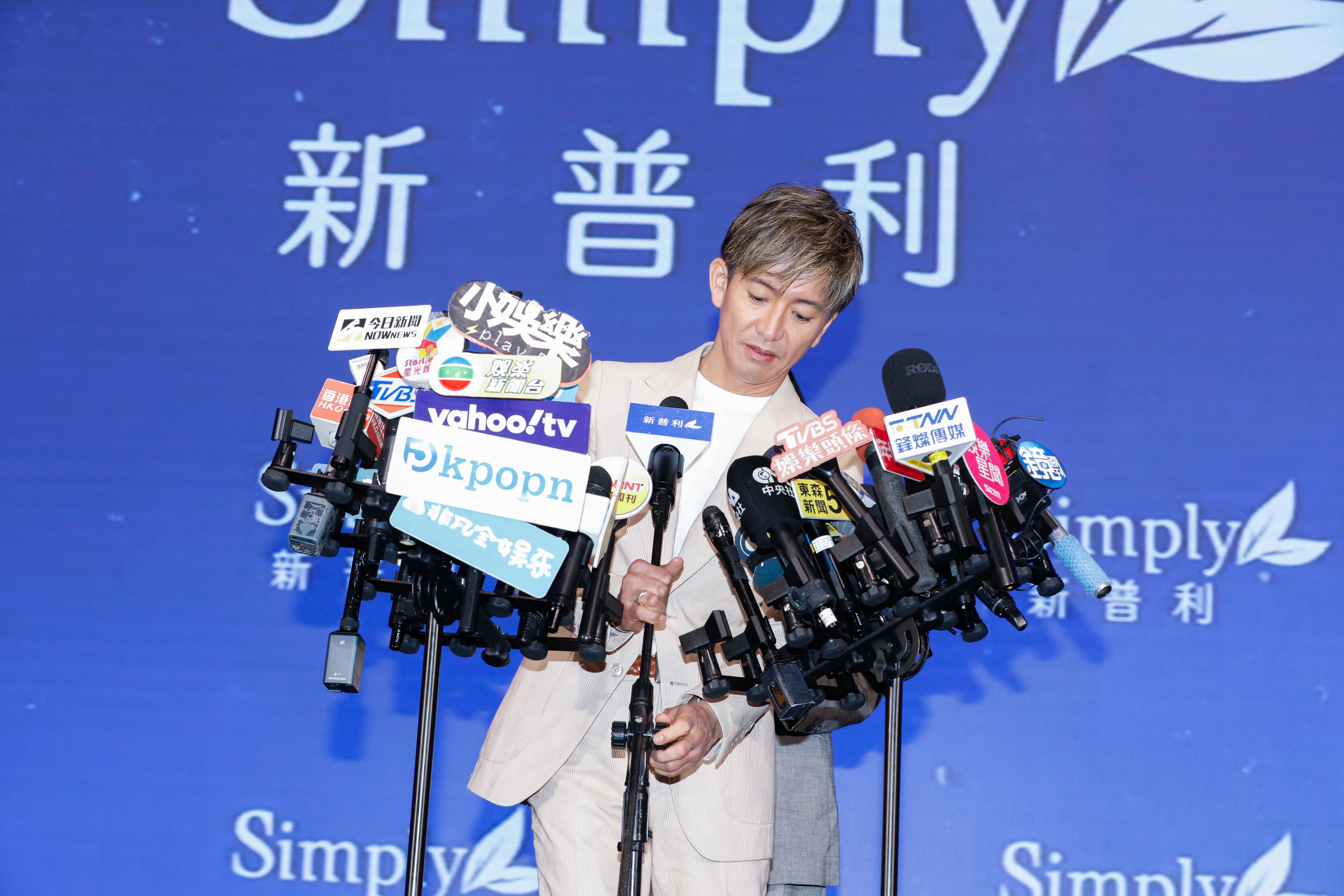聯訪時,木村拓哉一上台就自己調整麥克風高度。