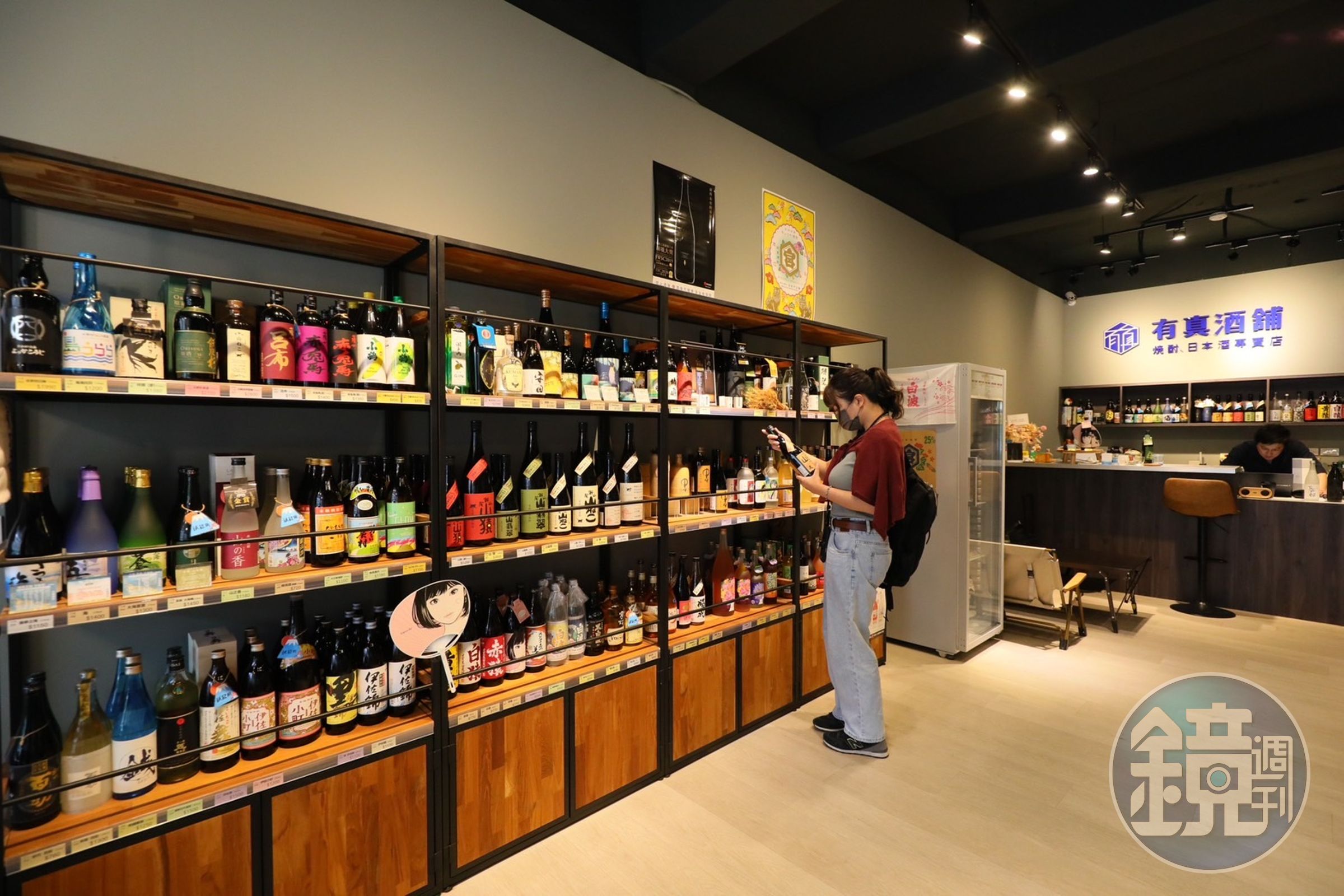 店內酒款超過百種，Bruce除了細心介紹每種酒款，也提供前來的客人試飲。