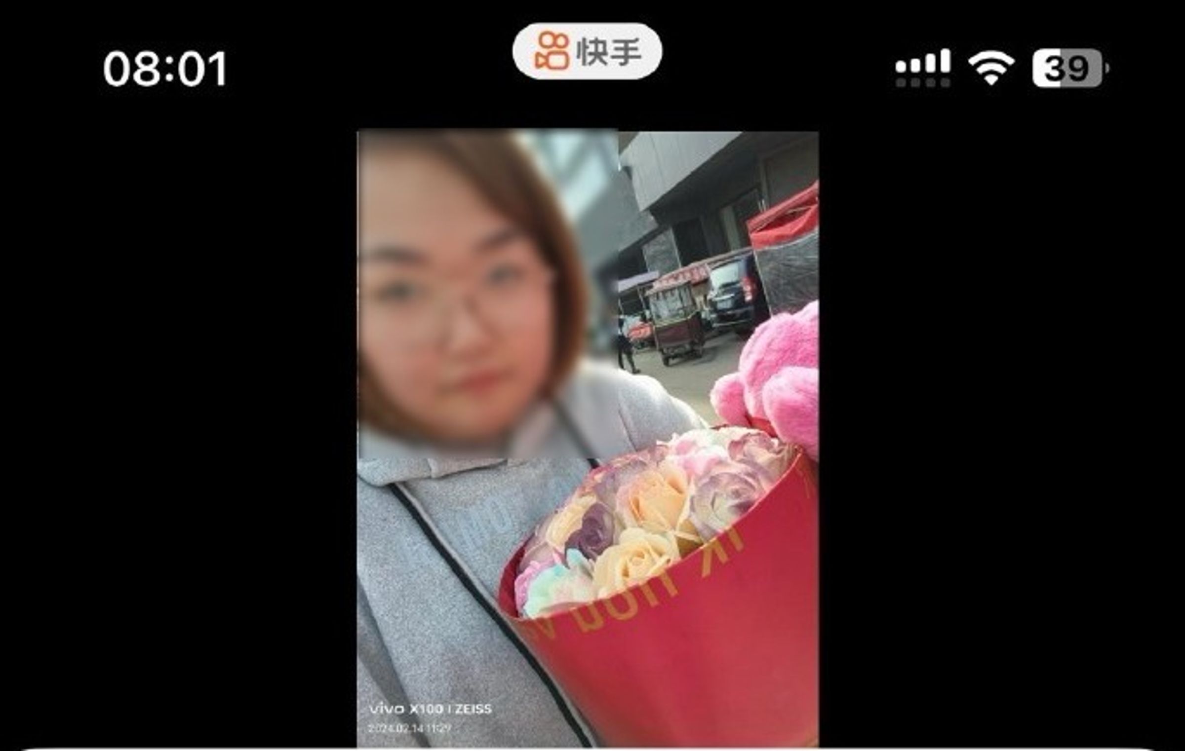 當事女主角事後在網上PO出與花束的合影。（翻自微博）