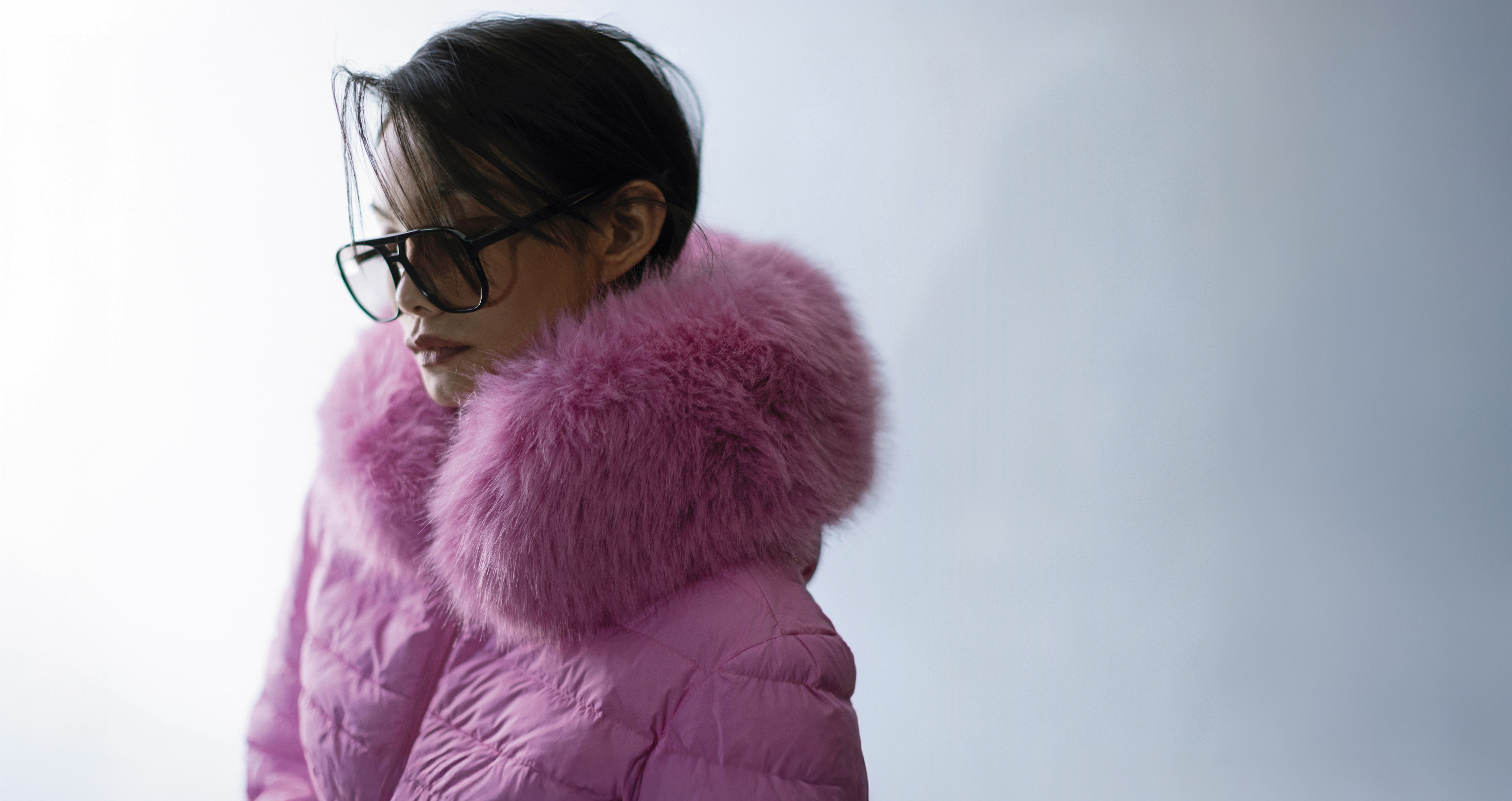 粉紅色羽絨造型外套 價格店洽 by BALENCIAGA／Lyskamm絲質高領連身衣 價格店洽 by Loro Piana／飛行員墨鏡 價格店洽 by COS