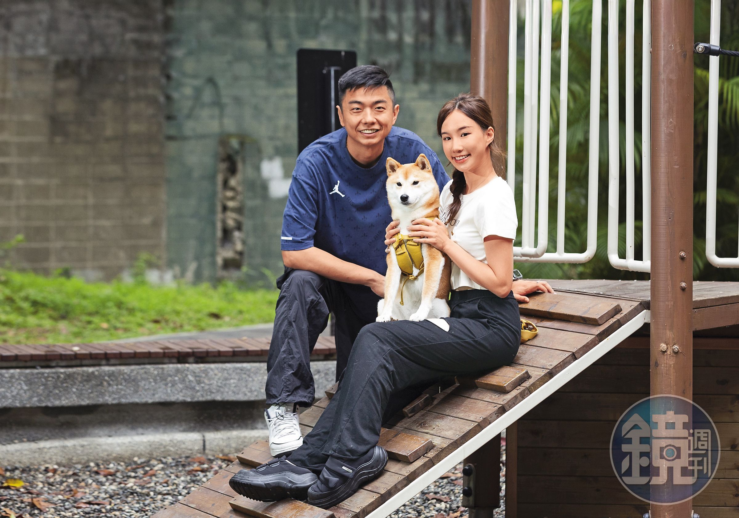 Nia李若綺（右）帶著柴犬逗比跟熊爸（左）見面，3歲的逗比個性固執，還會開咬，熊爸也不敢太接近。