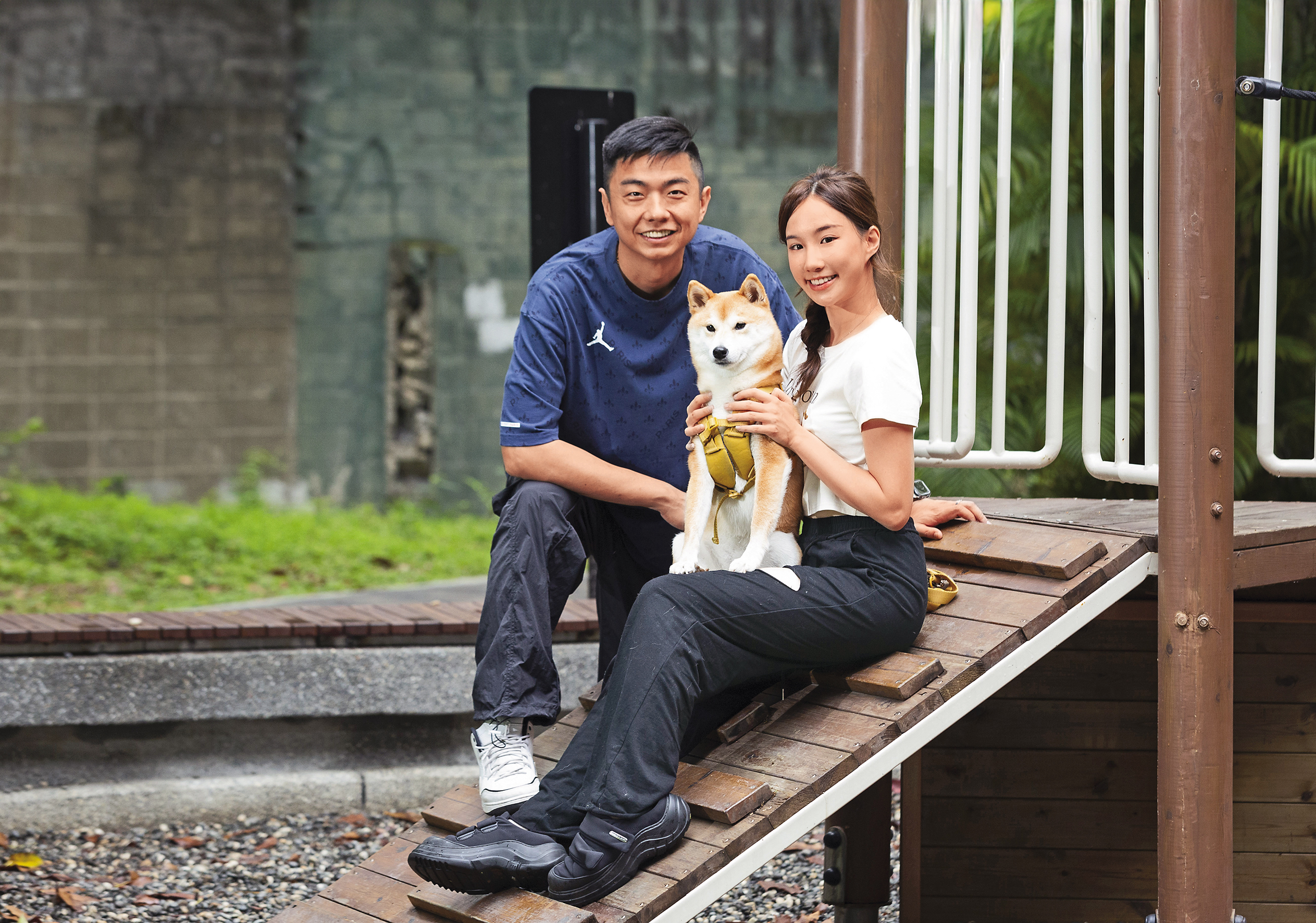 Nia李若綺（右）帶著柴犬逗比跟熊爸（左）見面，3歲的逗比個性固執，還會開咬，熊爸也不敢太接近。