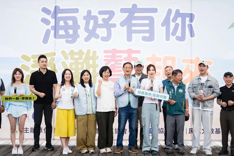 新北市信賴慈善志工協會與民視文教基金會舉辦「海好有你．淨灘藝起來」公益淨灘活動，號召近千位志工熱情參與，並邀請多位知名八點檔藝人共同投入海洋保護行列。新北市信賴慈善志工協會提供）