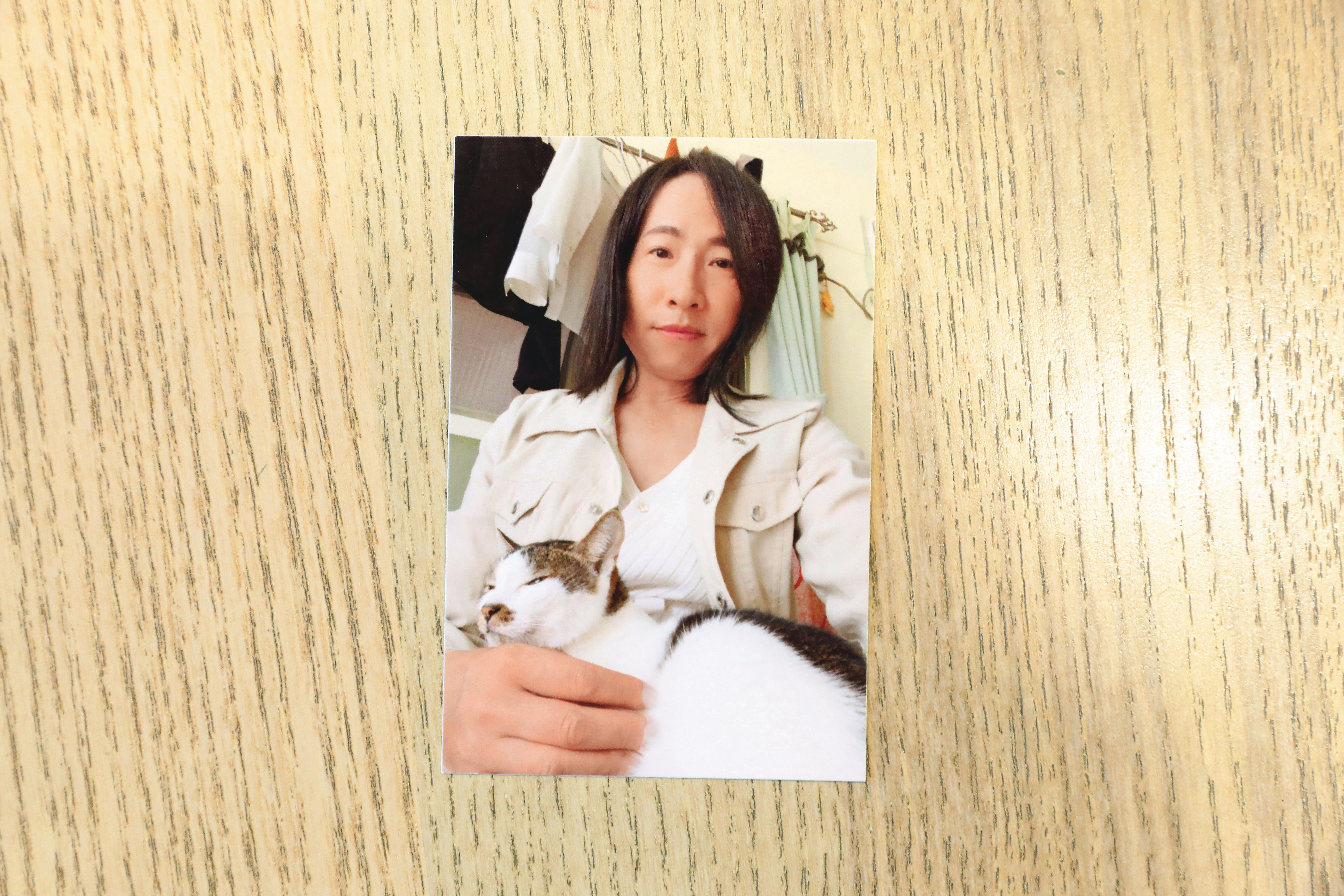 Vicky與在香港領養的2隻貓一起移民台灣，可惜不久前貓咪相繼過世。（Vicky提供）