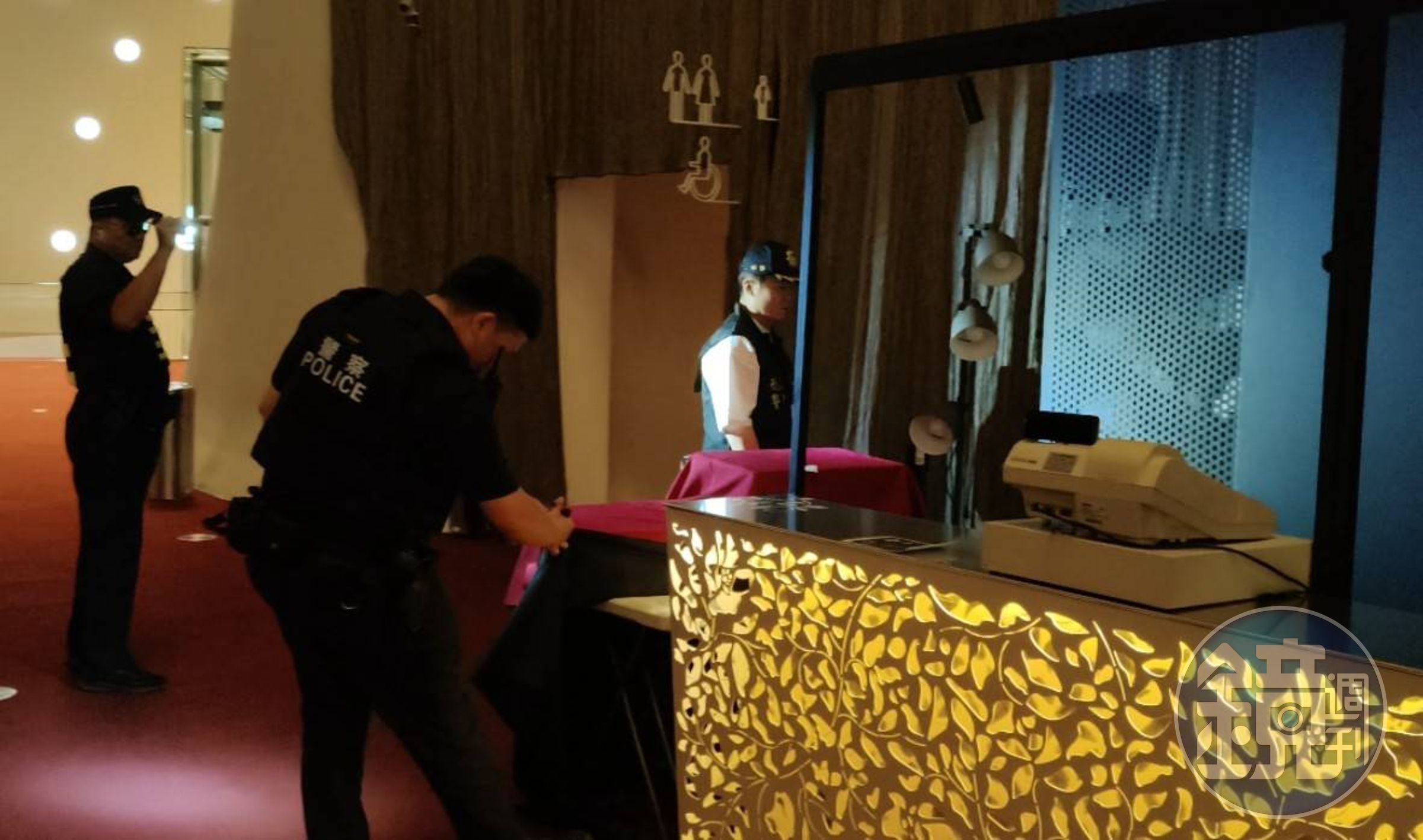 警方出動金屬探測器逐區檢查可疑物品。（警方偵辦）
