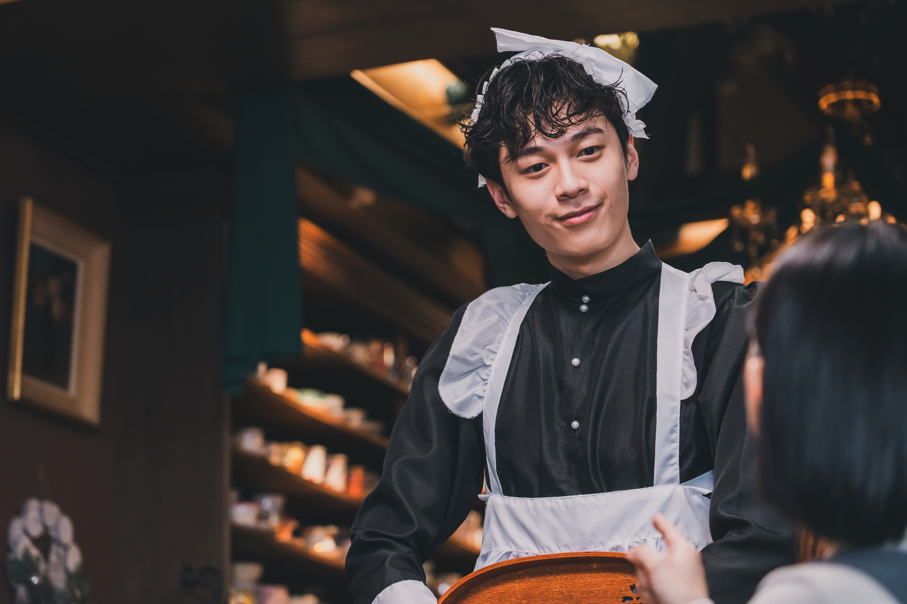  戲中顏廷儒穿上女僕裝、護士裝等反差超大的衣服，成為一大亮點。（風暴國際提供）