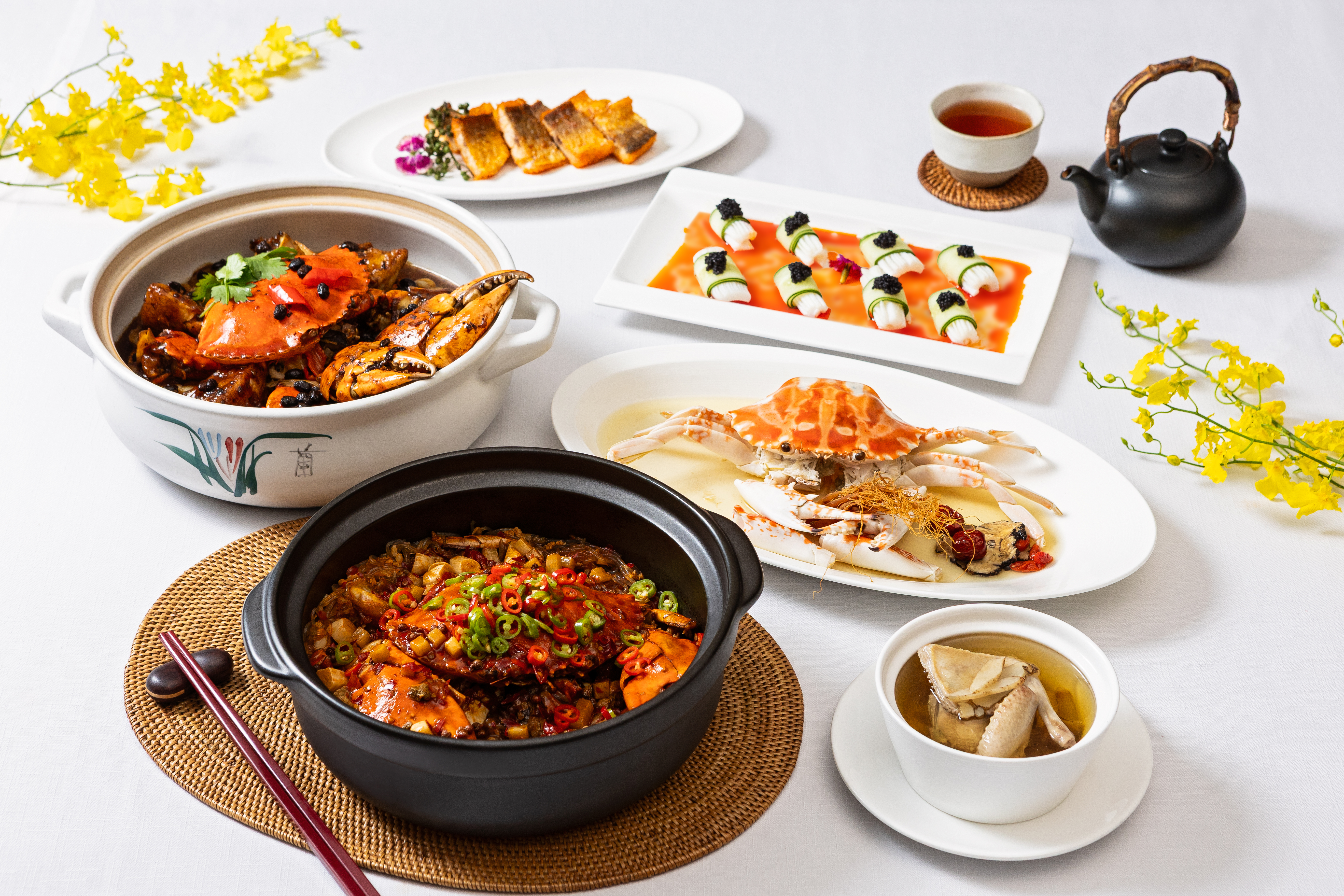 台北國賓中餐廳秋季限定「蟹八味」桌菜情境，粵川雙味演繹秋蟹，呈現當季鮮味與手路工序。