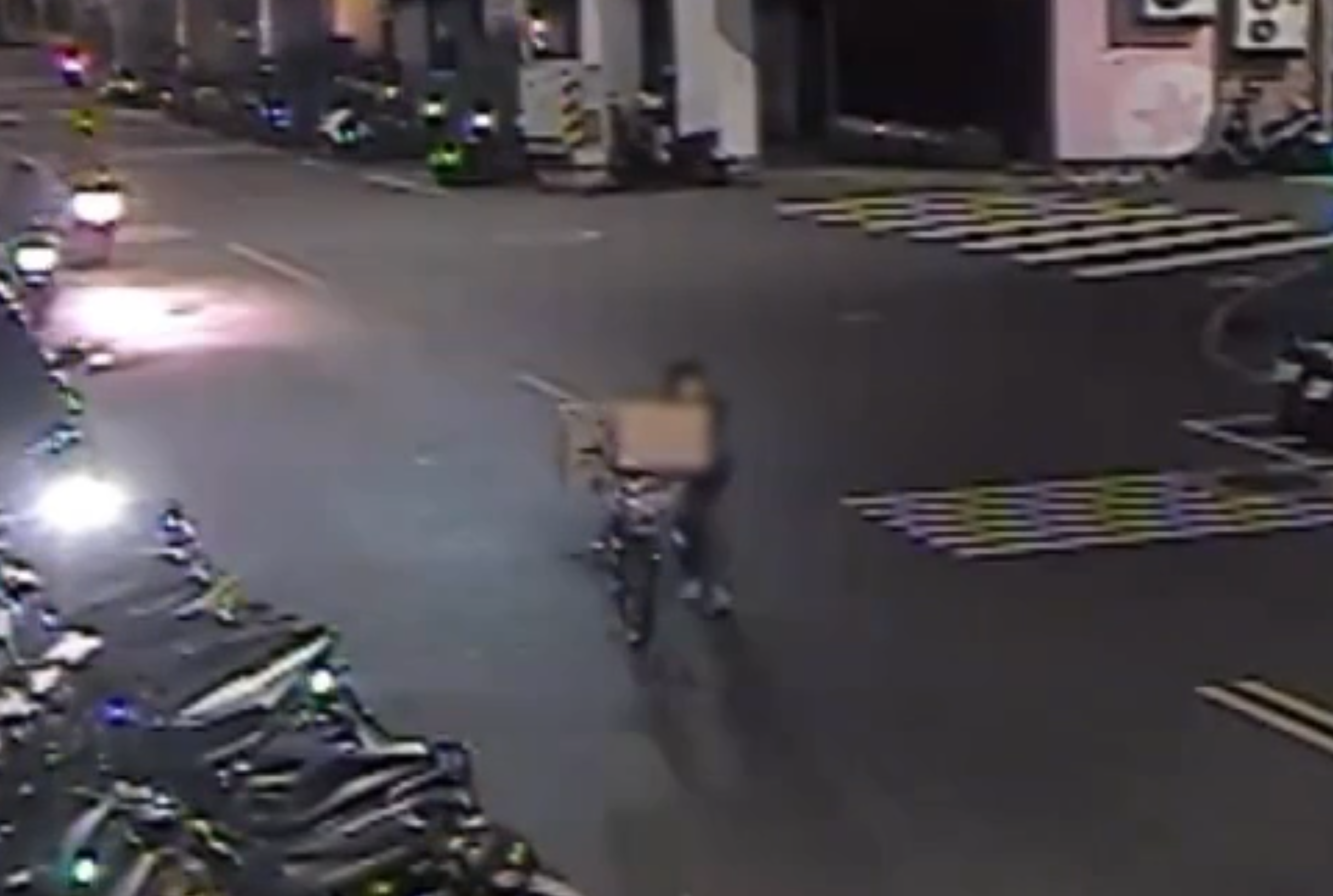 拾荒老婦被監視器拍下，回收雜物將被害人財物順手偷走，警方鎖定逮人。（翻攝畫面）