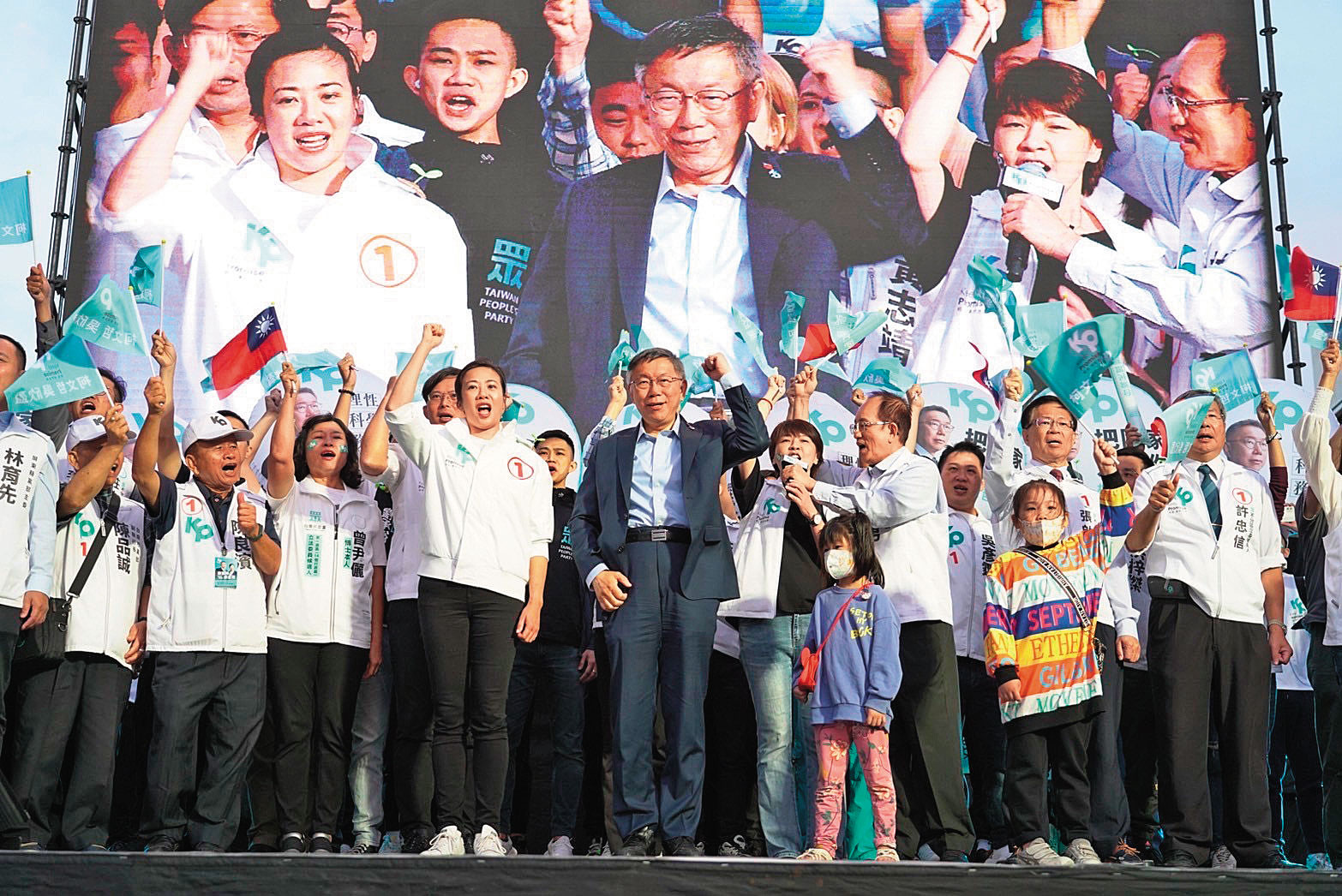 吳欣盈與柯文哲首場大造勢辦在台南鬧區，曾任新光集團主管的她對於萬人場面感到稀鬆平常。（柯文哲團隊提供）