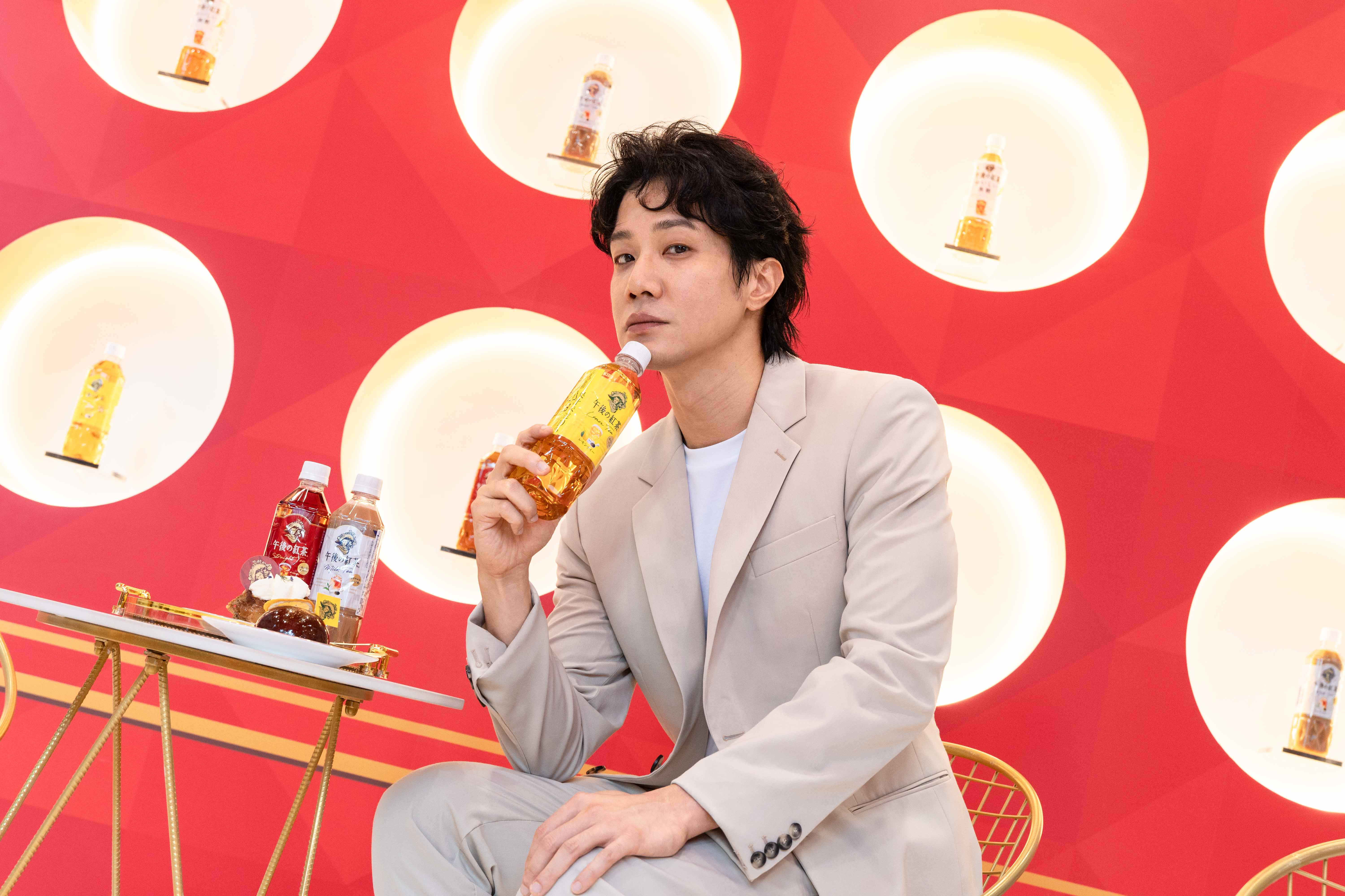 薛仕凌為飲料品牌站台，首曝大嘴巴合體進度。（午後の紅茶提供）