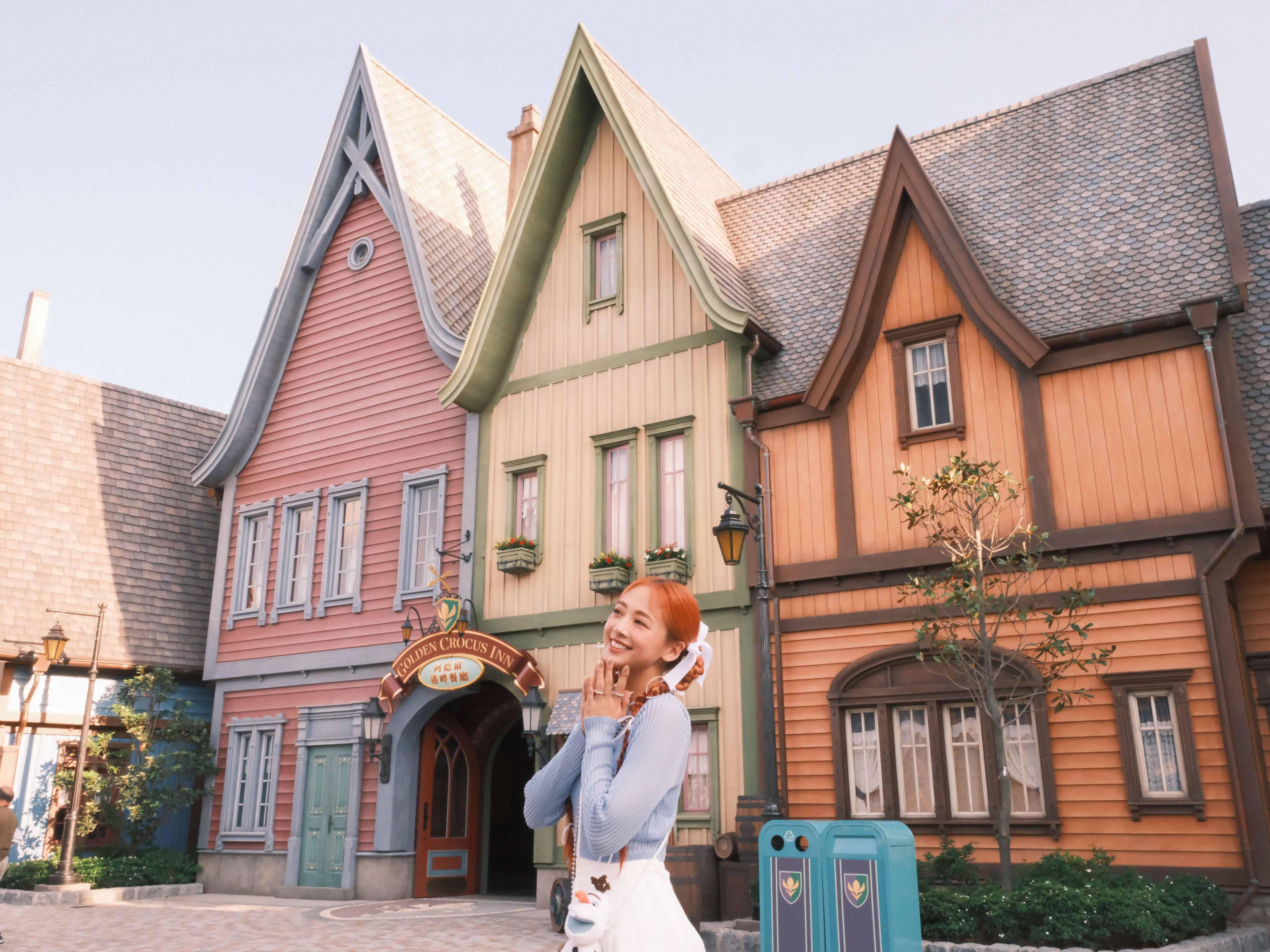 鬼鬼吳映潔深受魔雪奇緣世界呈現的北歐風情所感動。（香港迪士尼樂園提供）