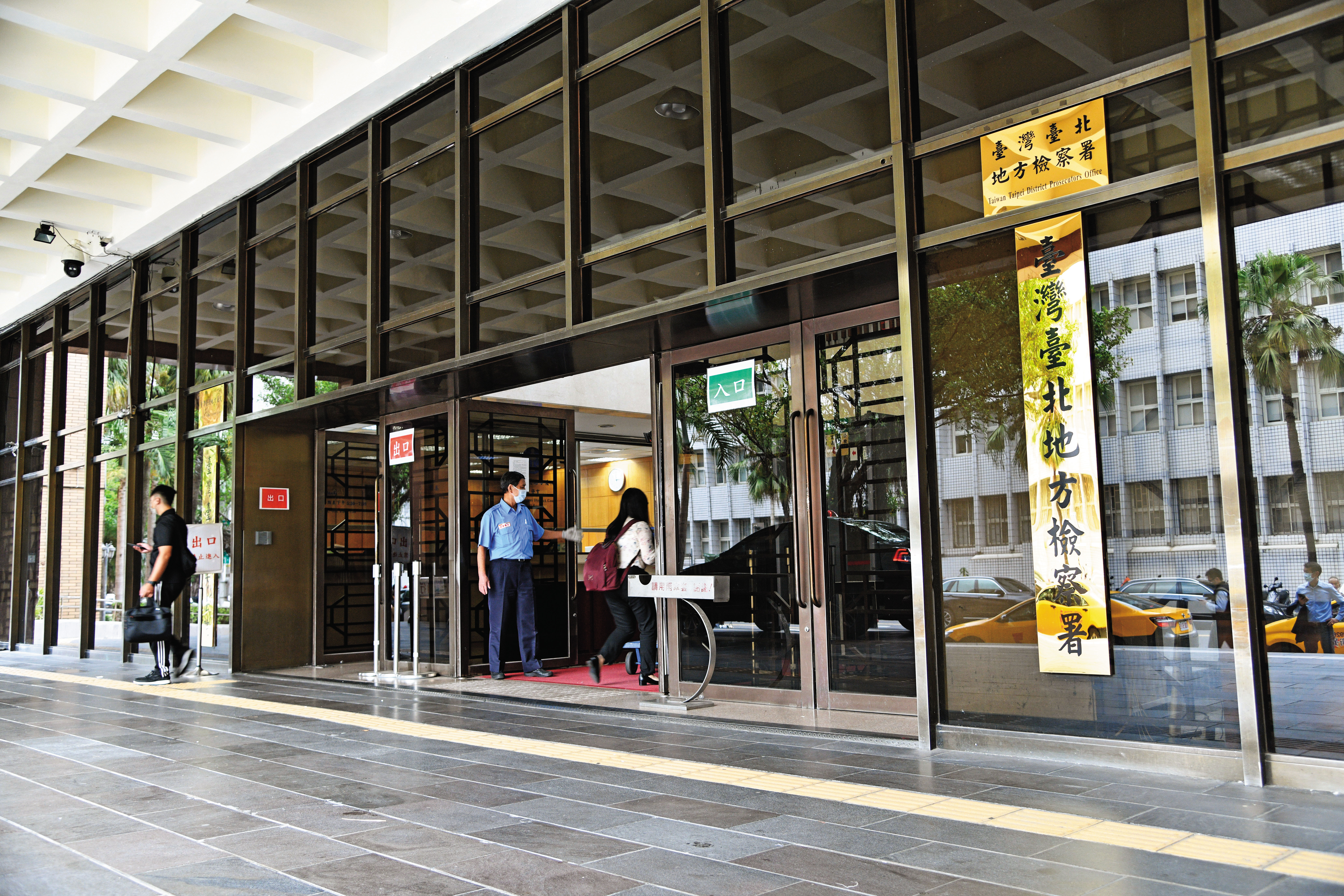 台北地檢署已將李伯道列貪汙罪被告，追查他用特別費買的禮券流向。