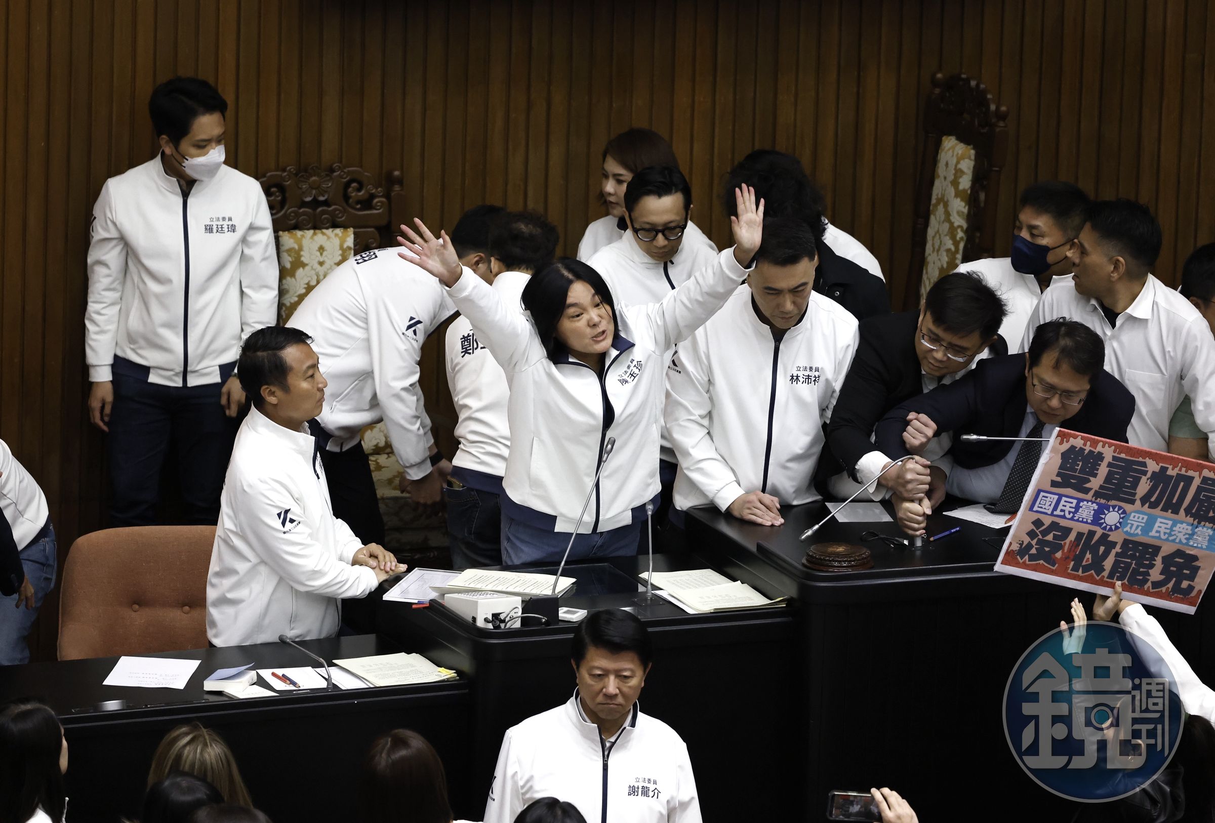 事後陳玉珍曾在議場私下向林月琴表示想「和解」。
