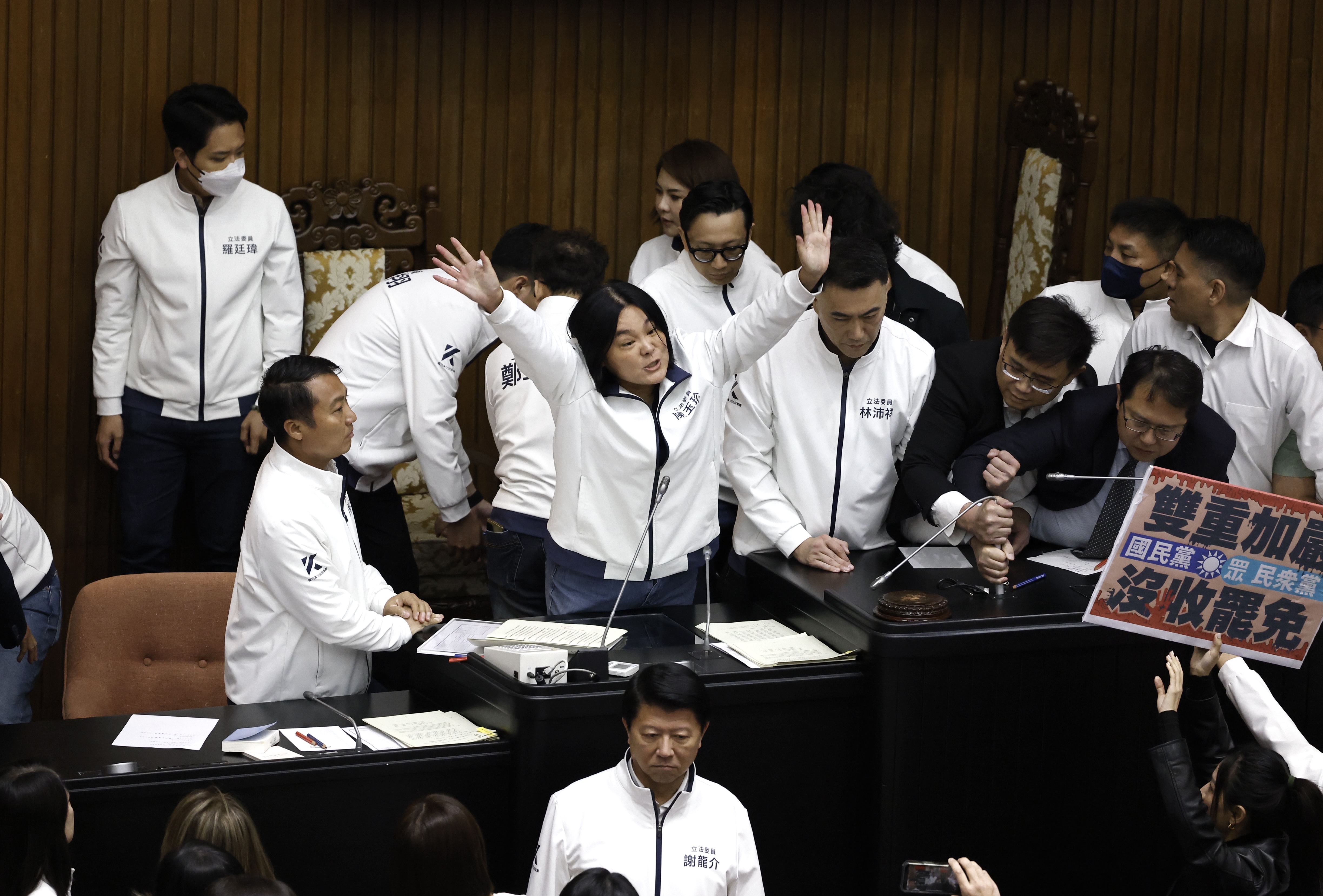 事後陳玉珍曾在議場私下向林月琴表示想「和解」。