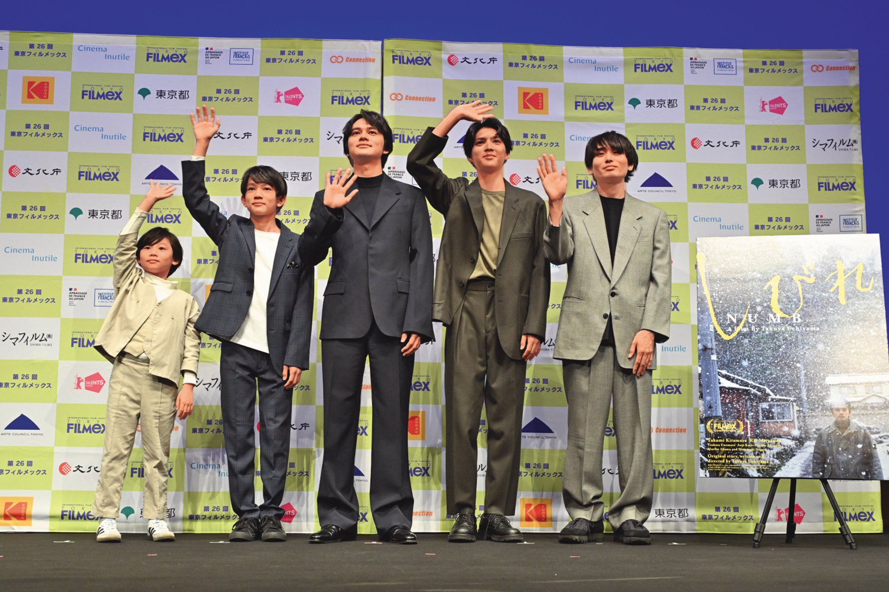 飾演大地的4位演員龝本陽月(左起)、加藤庵次、北村匠海、榎本司日前在東京FILMeX電影節首度齊聚,右為導演內山拓也。(內山拓也提供)