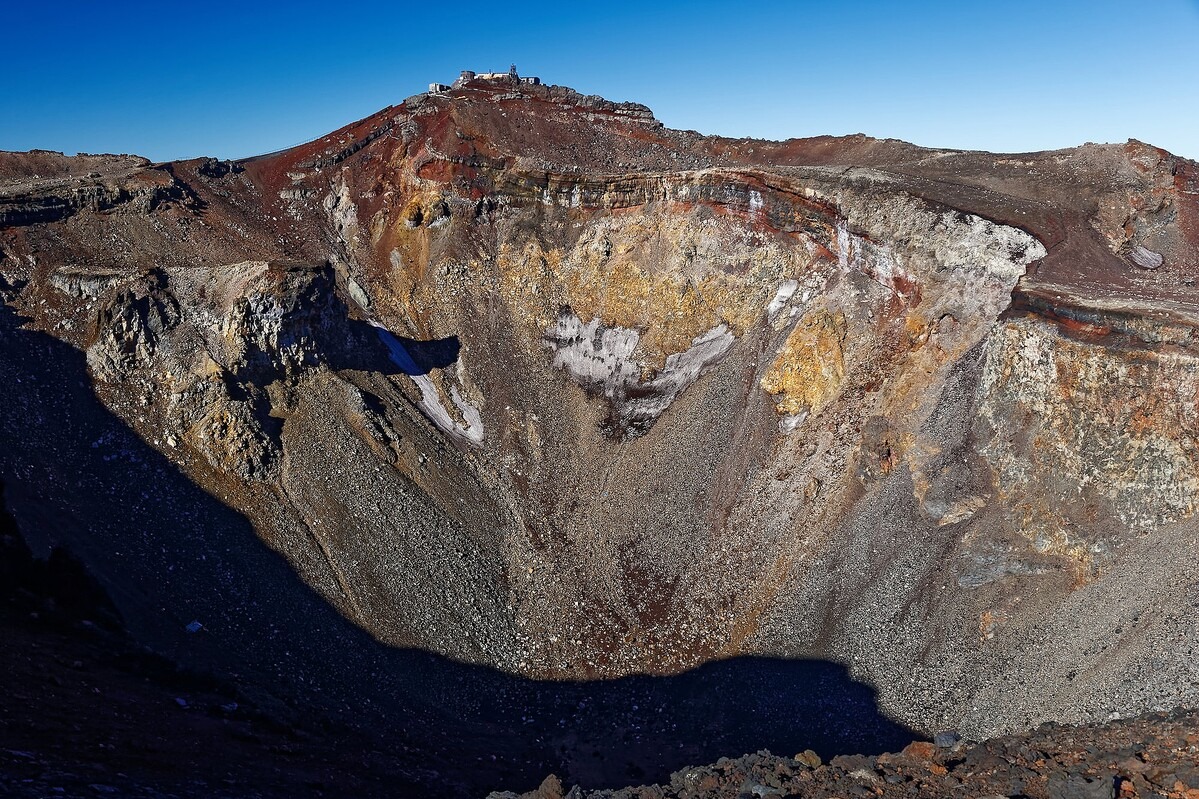 驚！富士山火口旁「3人心肺停止」，男攻頂報平安後即失聯。（翻自livedoor.jp）