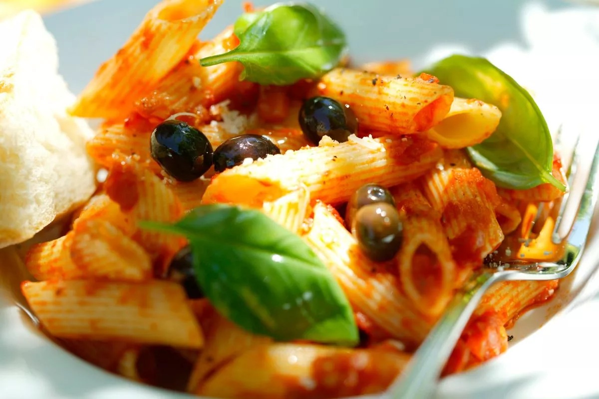 番茄義大利麵放室溫5天，男大生加熱再食用！然後就死了。（示意圖，翻自《每日星報》）