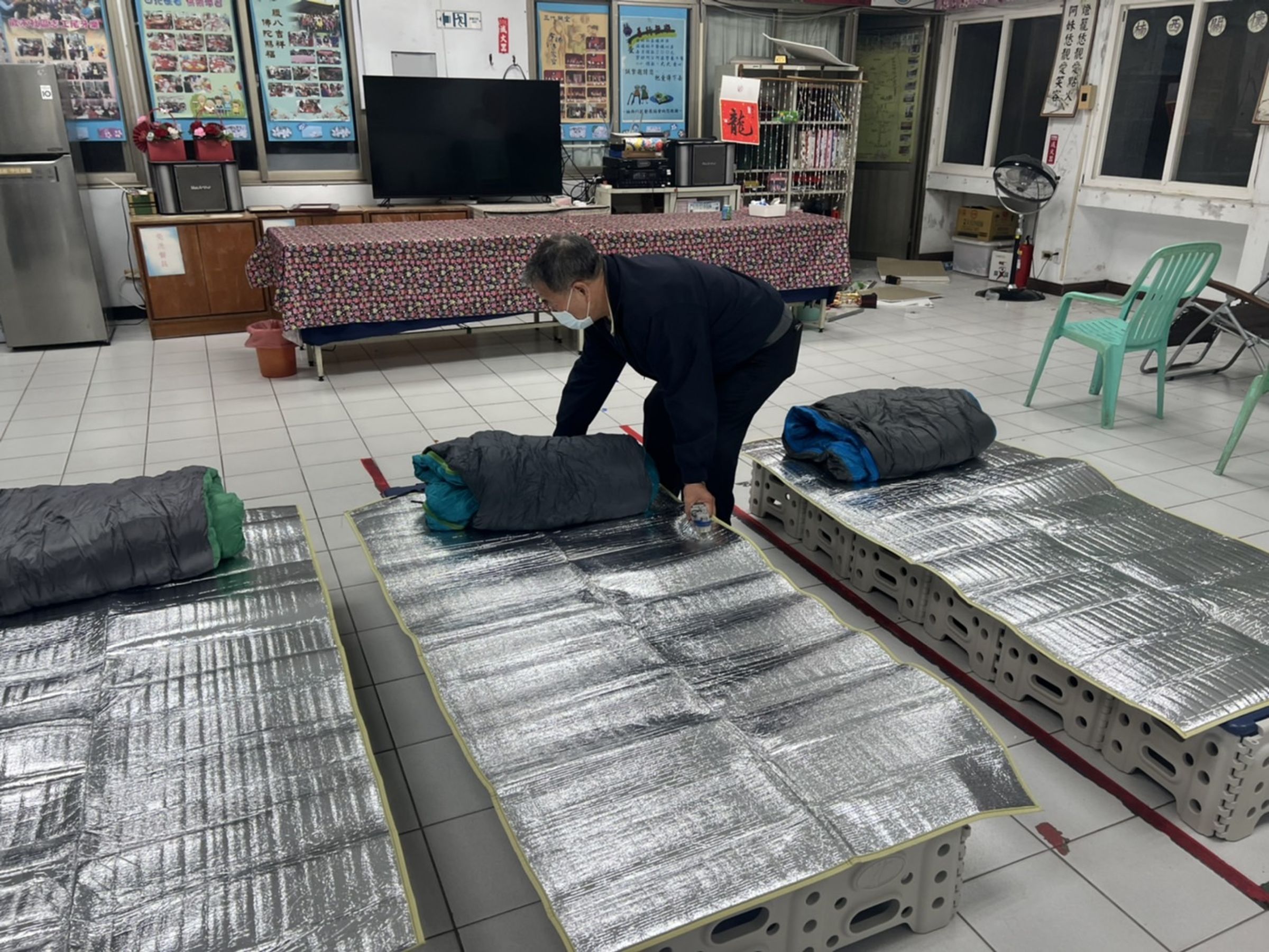 慈濟志工提供床送到楠西區老人中心讓受災鄉親安置使用。(慈濟基金會提供)