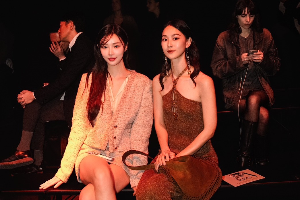 鍾瑶（右）與《單身即地獄》爆紅的李時安同場看秀。（星星相藝提供）