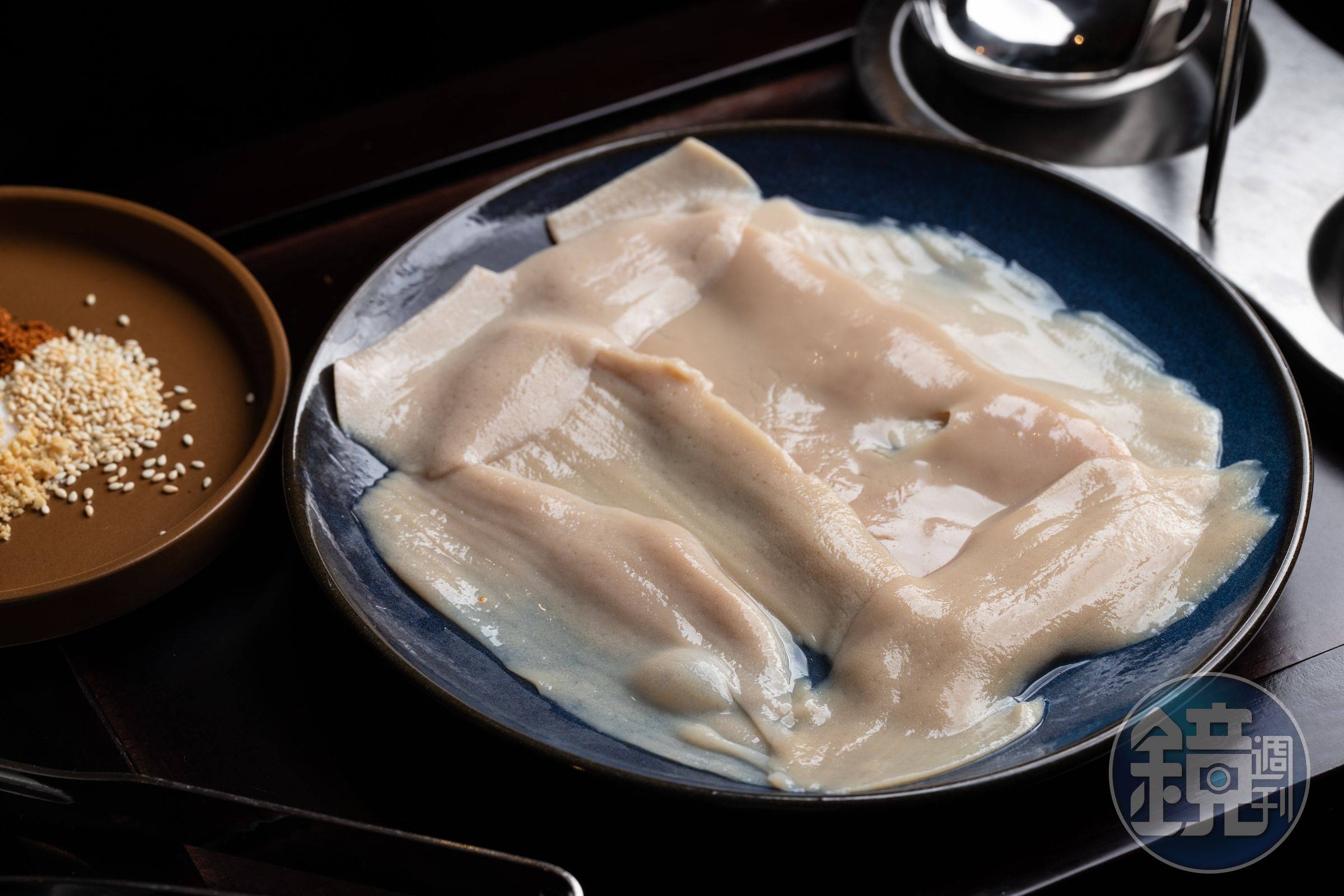 手掌大的「大刀腰片」薄切0.2公分，燙15秒微捲即可享用，爽脆不腥。（250元／份）