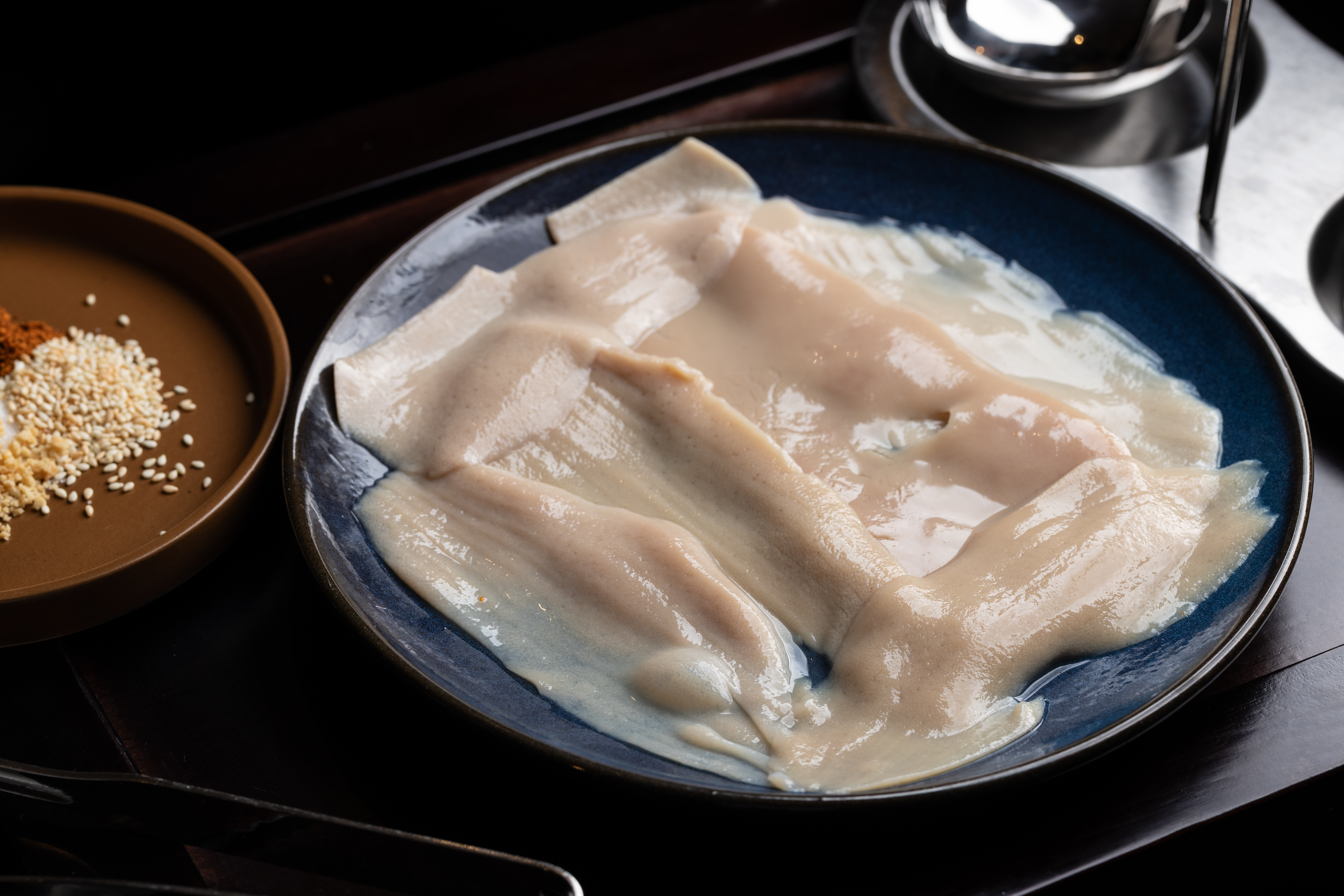 手掌大的「大刀腰片」薄切0.2公分，燙15秒微捲即可享用，爽脆不腥。（250元／份）