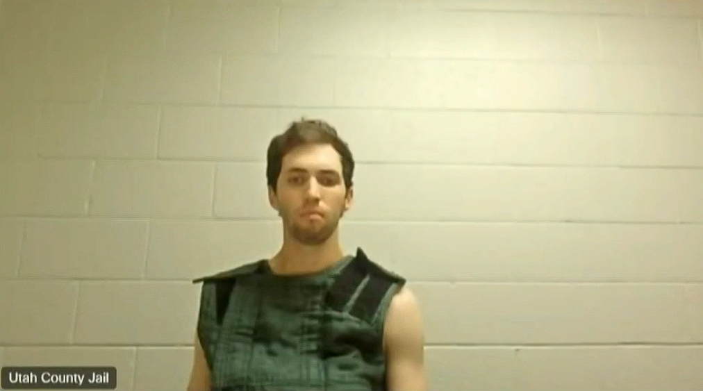 涉嫌槍殺查理柯克的凶嫌羅賓森透過視訊連線首度露面。（翻攝畫面）