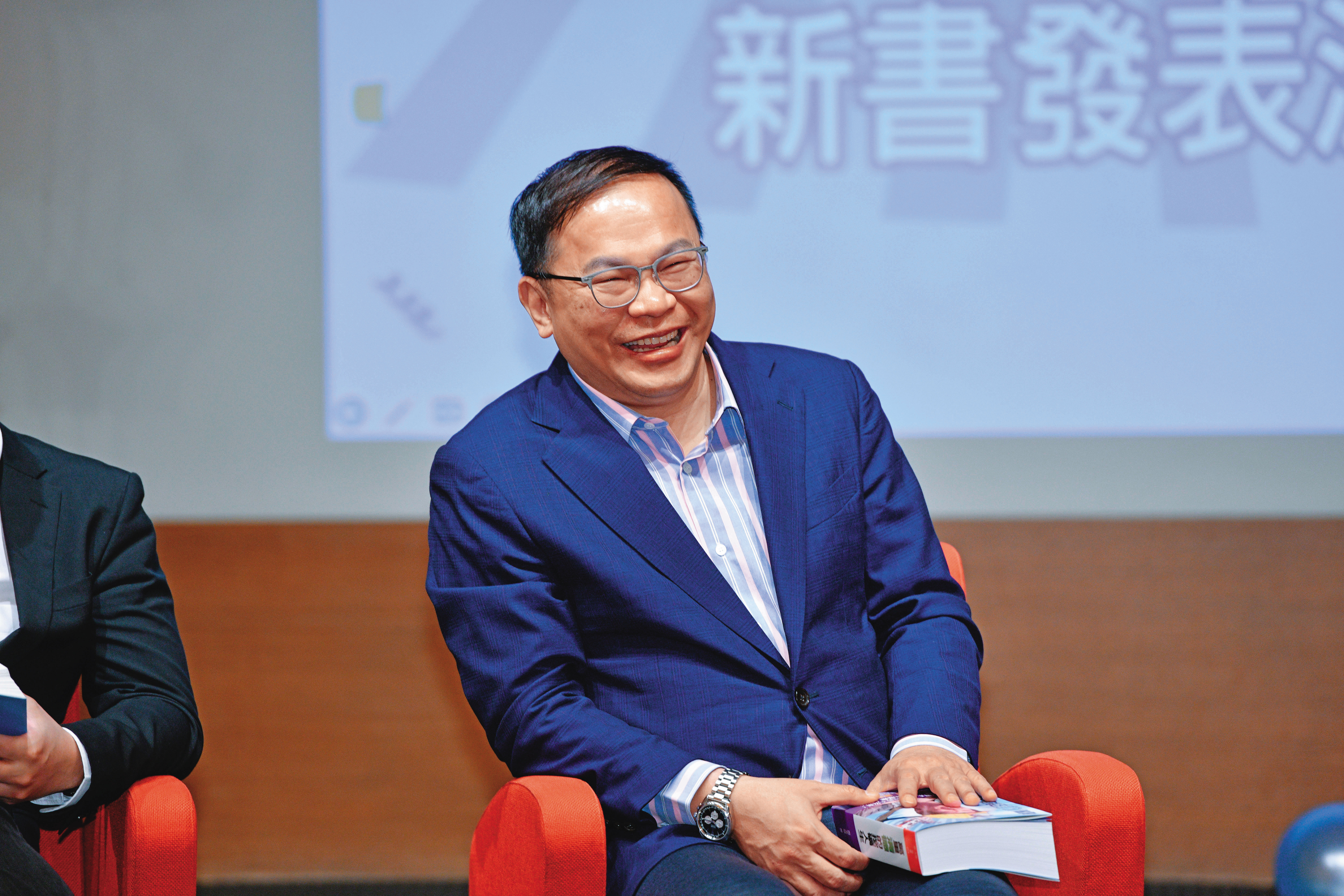 王義川諷盧秀燕「2400元粉底液」，民進黨性平部怒譴責「我們不要厭女的台派」。（本刊資料照）