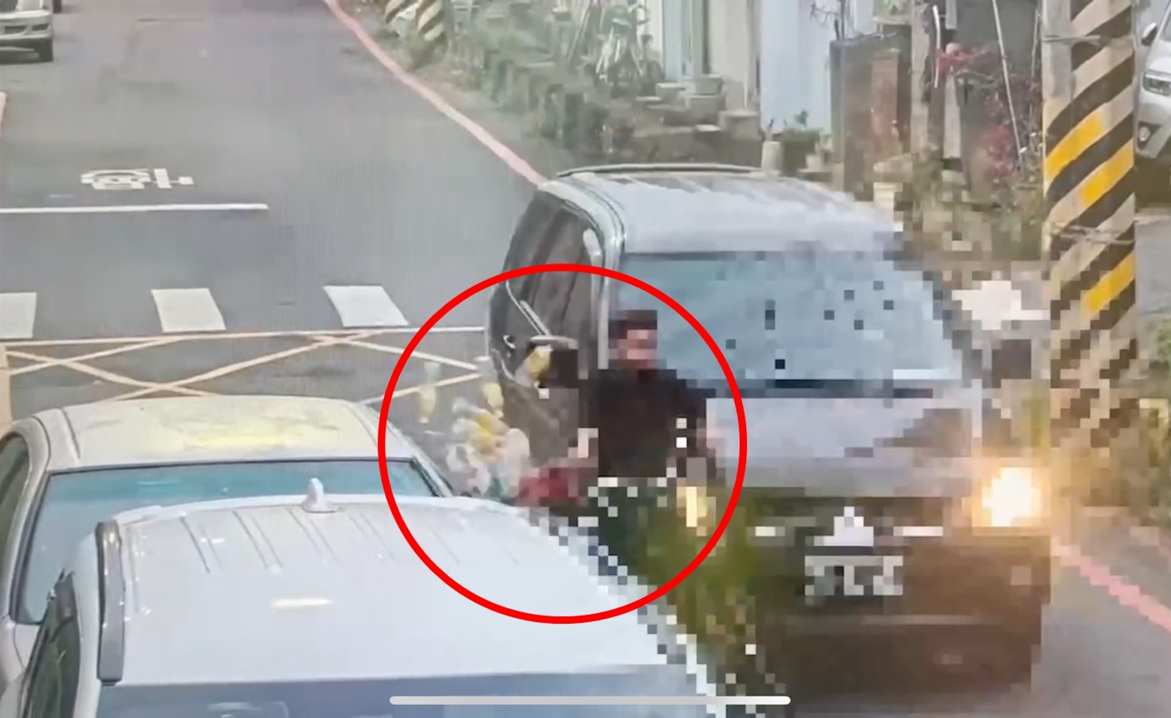 鄧男駕駛轎車追撞李女的單車後方，導致李女被撞飛傷重不治。（翻攝畫面）