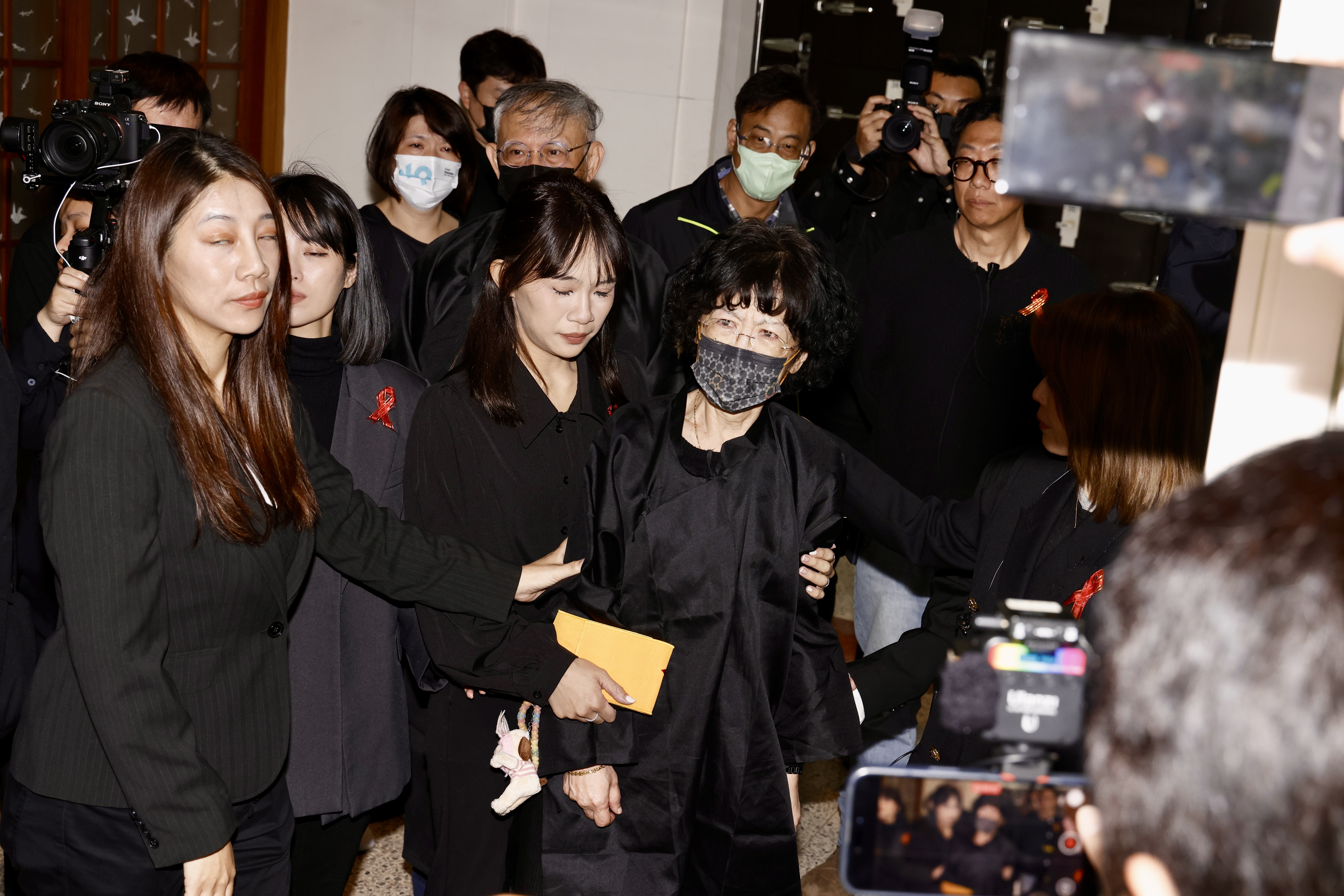 柯文哲上車後，陳佩琪朝鏡頭怒喊「政治干預司法迫害」。