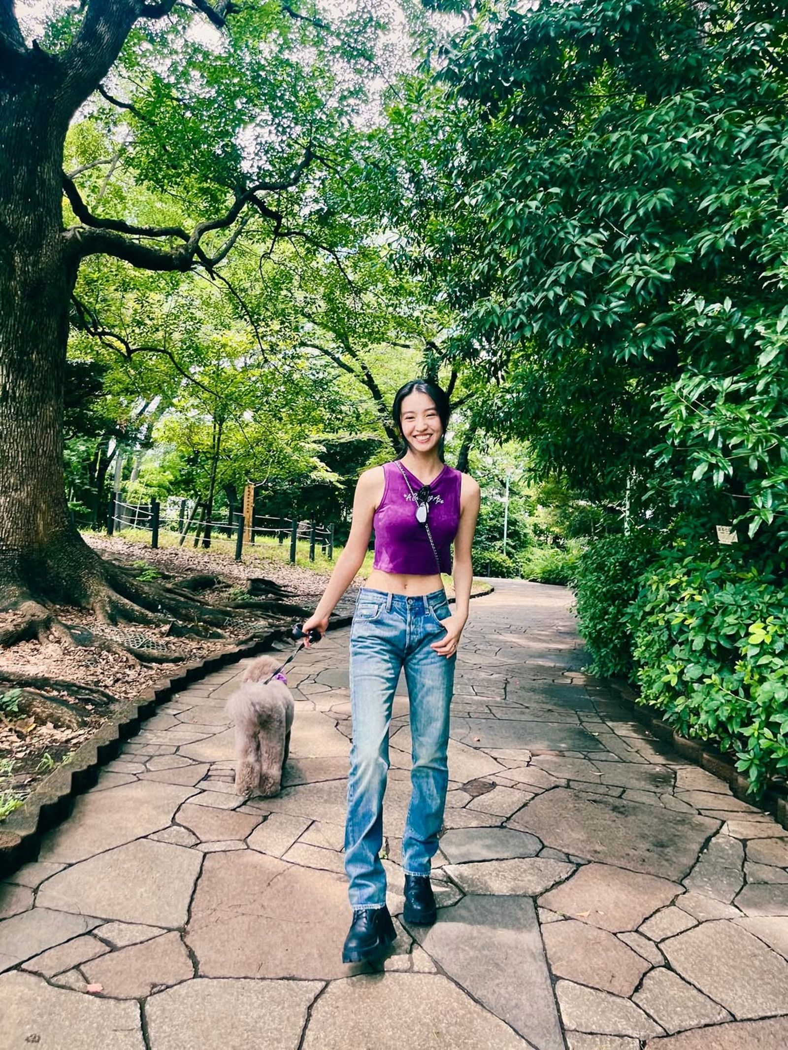 光希牽著狗狗散步,透露照片是姊姊心美拍攝的。(翻攝koki IG)