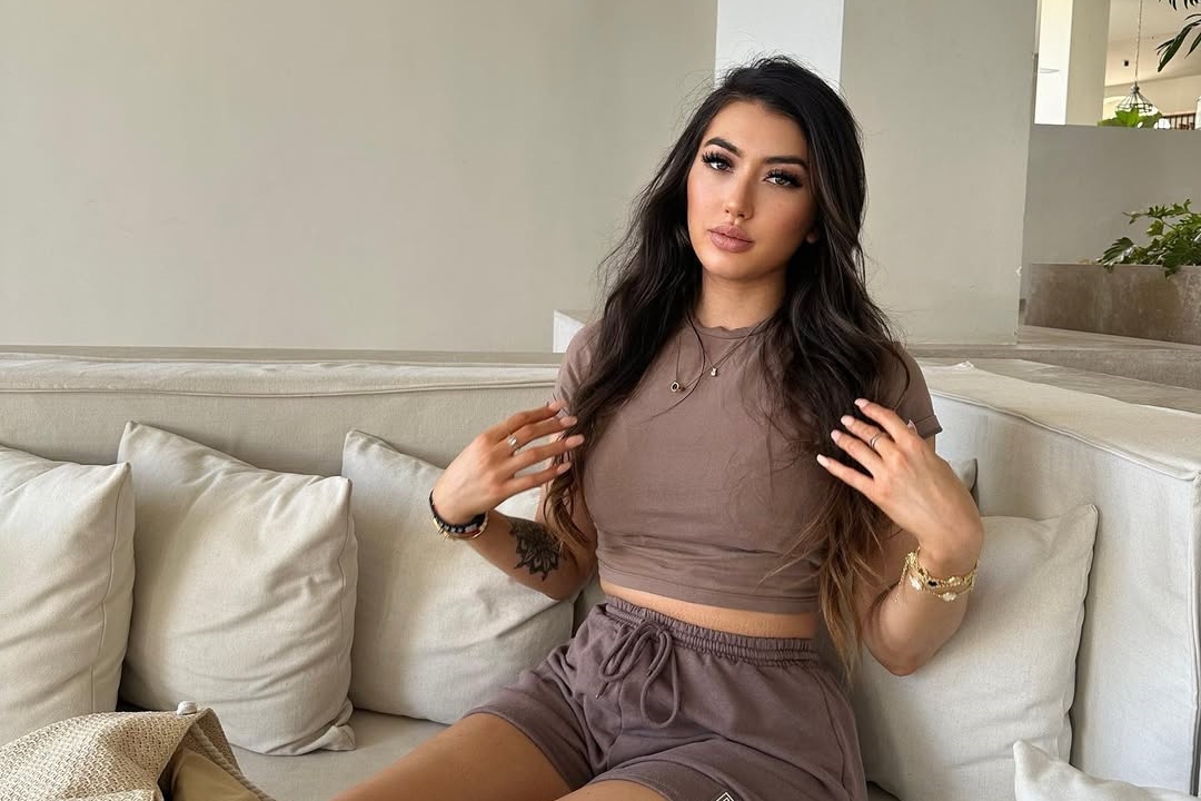 英國正妹凱西在土耳其度假期間突發中風，醒來後竟說話帶有泰國口音。（翻攝自Cathy Warren IG）