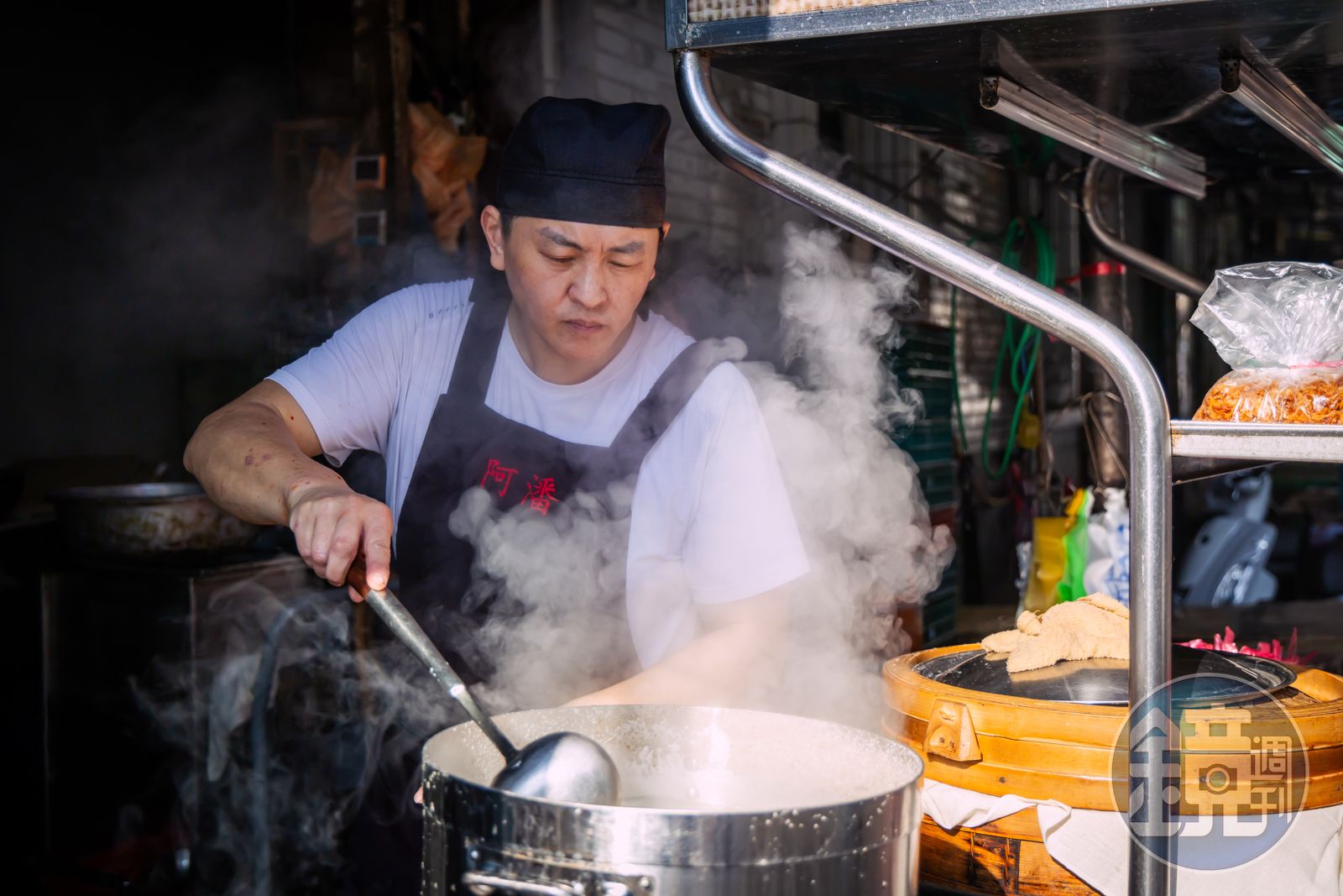 一早7點不到,陳政任泡完米,緊接著煮四神湯。他從小喜歡做菜,不管宮廷菜還是庶民小吃,他一樣專注。