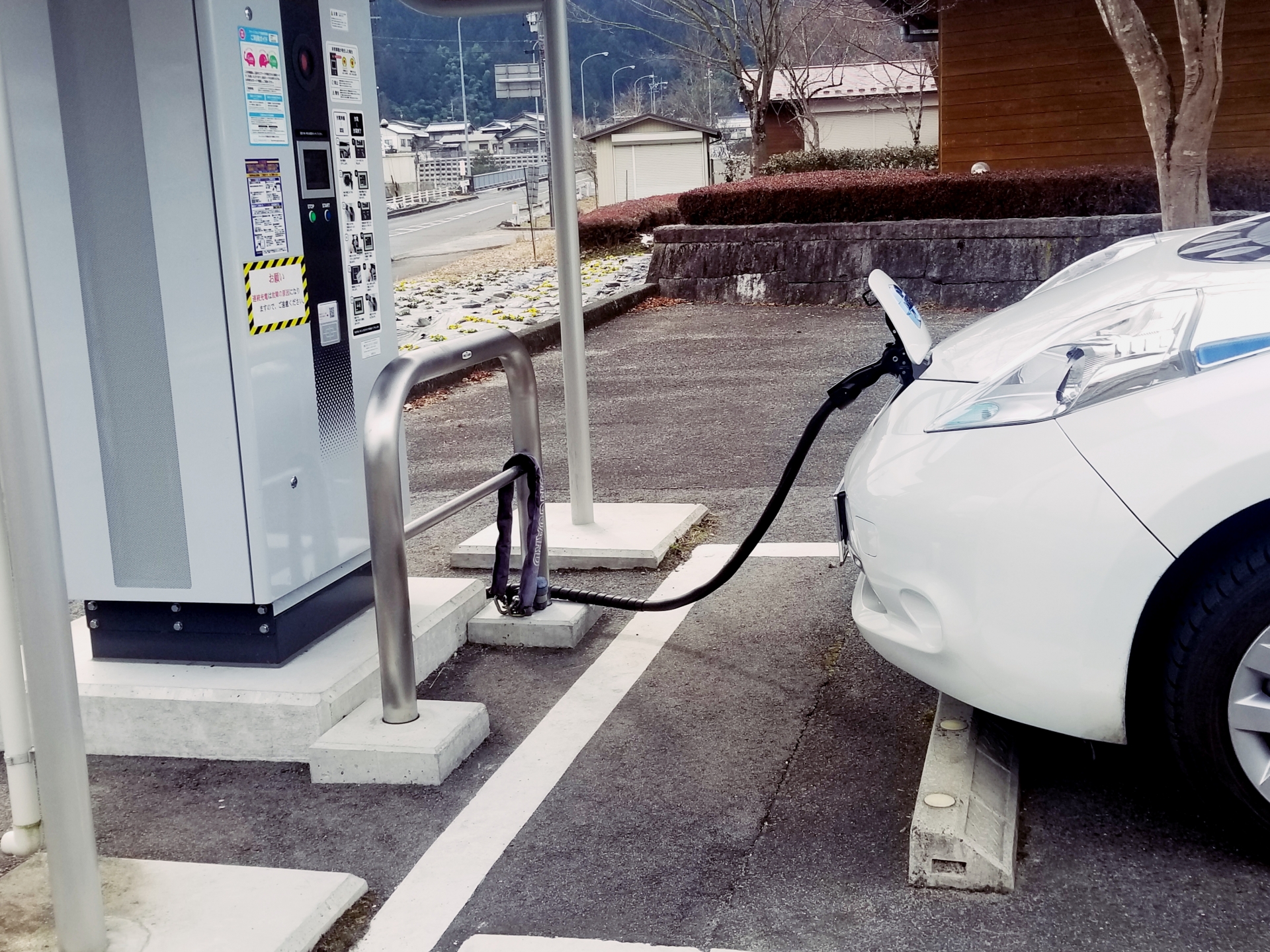 業者提醒車主在電動車充電站若充飽電未及時離場,可能會被收取超時費。(示意圖,photoAC)