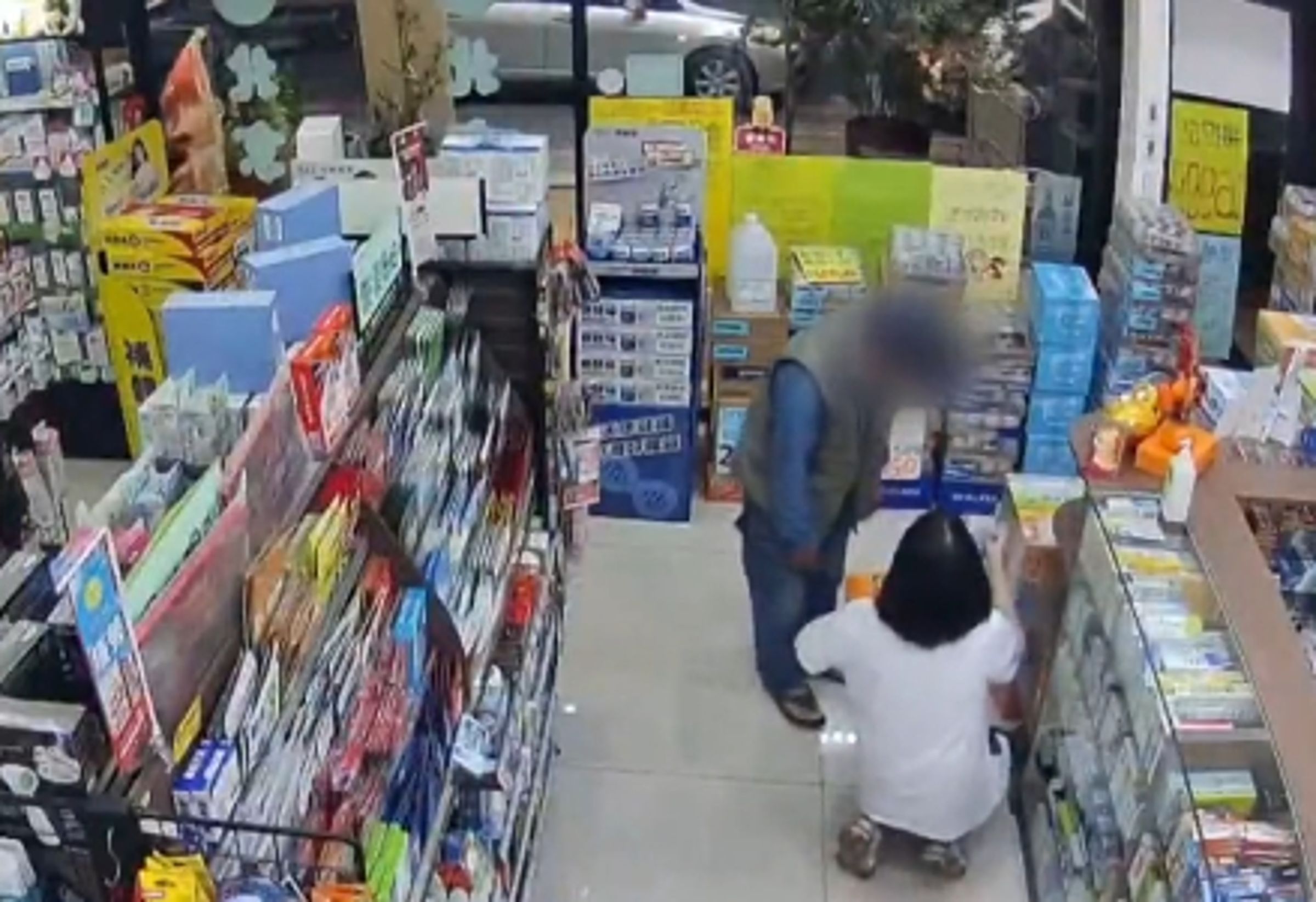 張嫌是店裡常客,店員看見他來光顧,連忙上前熱情招呼。(翻攝畫面)