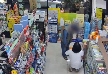 張嫌是店裡常客,店員看見他來光顧,連忙上前熱情招呼。(翻攝畫面)