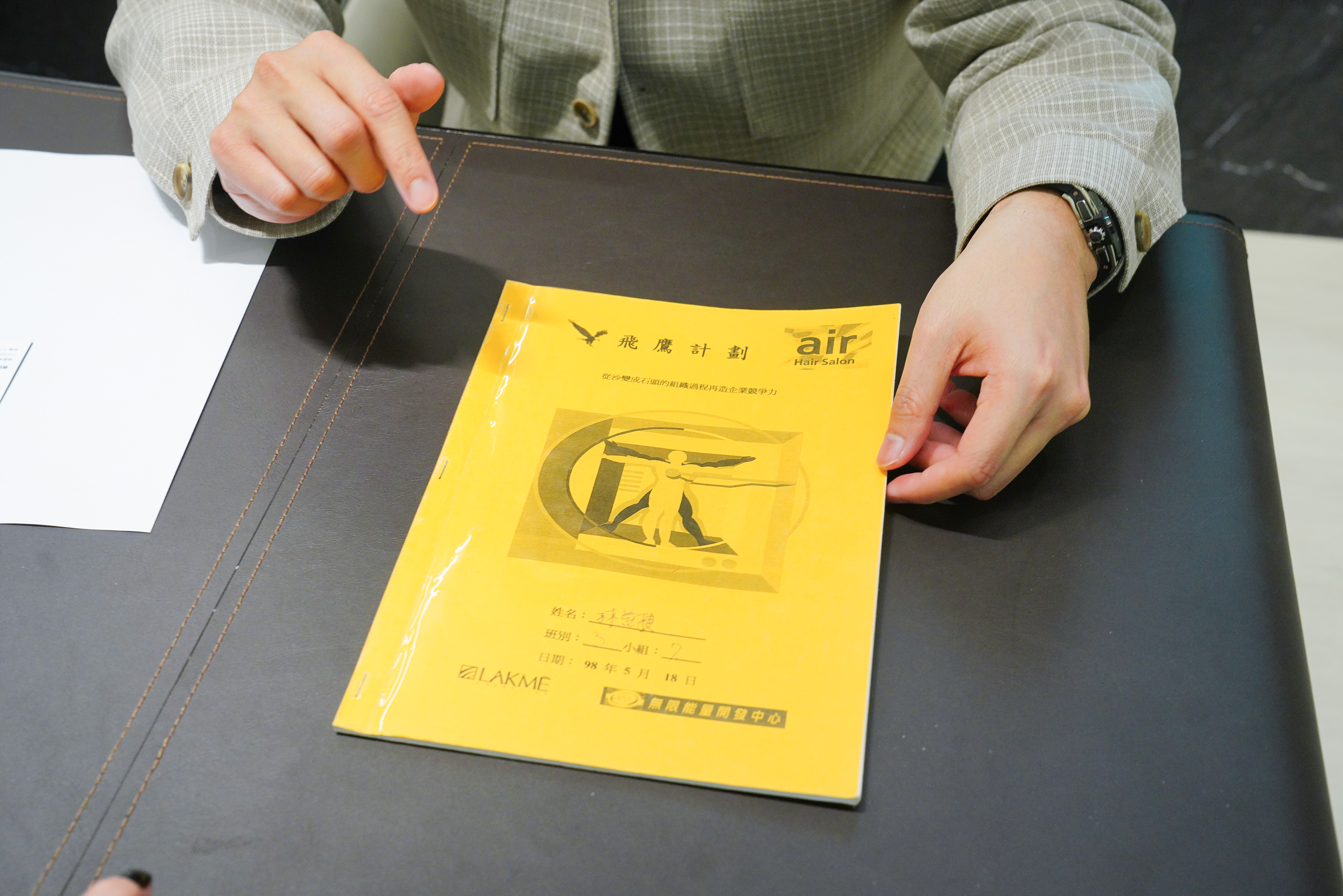 不只上EMBA課,林慈棋還上過許多心靈、潛能激發課。他隨手就可拿出一本當年講義。