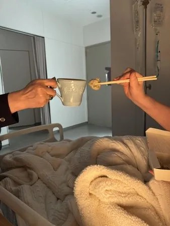  蔡琴在準備演唱會之際仍抽空到醫院探望陳文茜，並曬出一張筷子和小籠包的合照。（翻攝自陳文茜臉書）