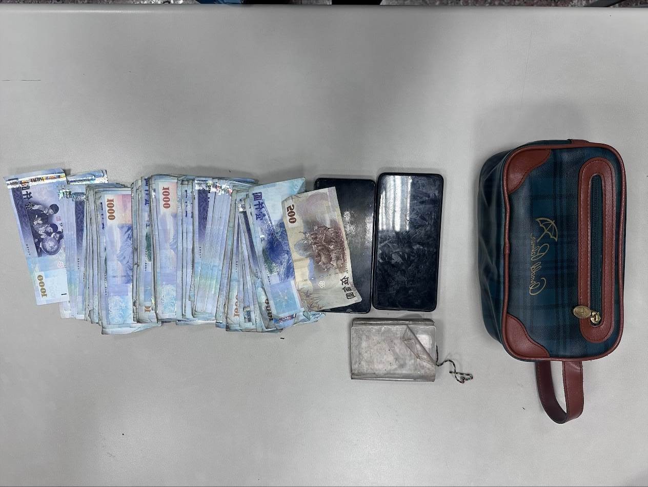 警方至焚化爐翻找，最後順利尋回民眾裝有17萬元現金的皮包。（翻攝畫面）