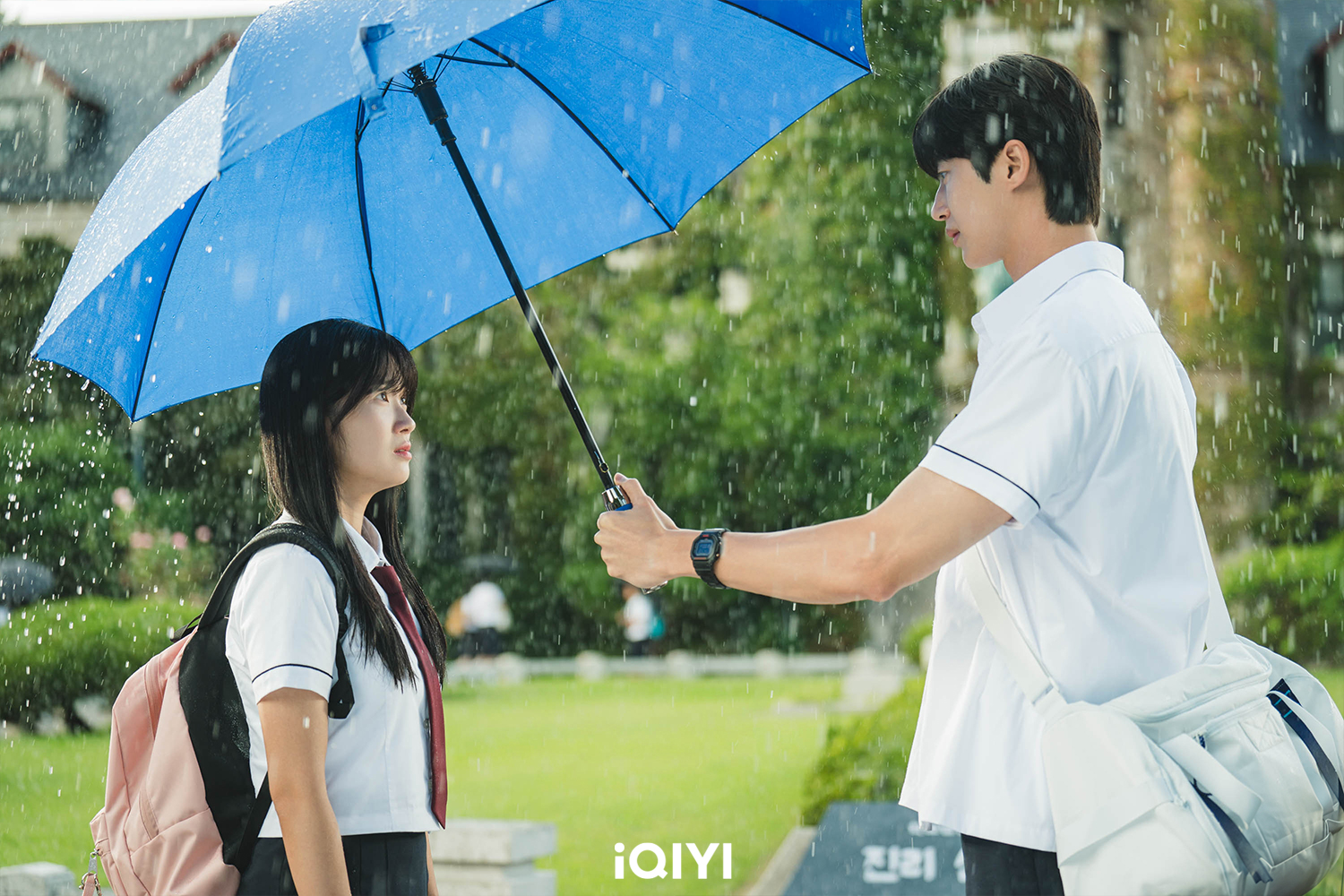 邊佑錫（右）、金惠奫主演韓劇《背著善宰跑》播出後掀起熱潮，兩主角的人氣與知名度也隨劇飆升。（愛奇藝國際站提供）