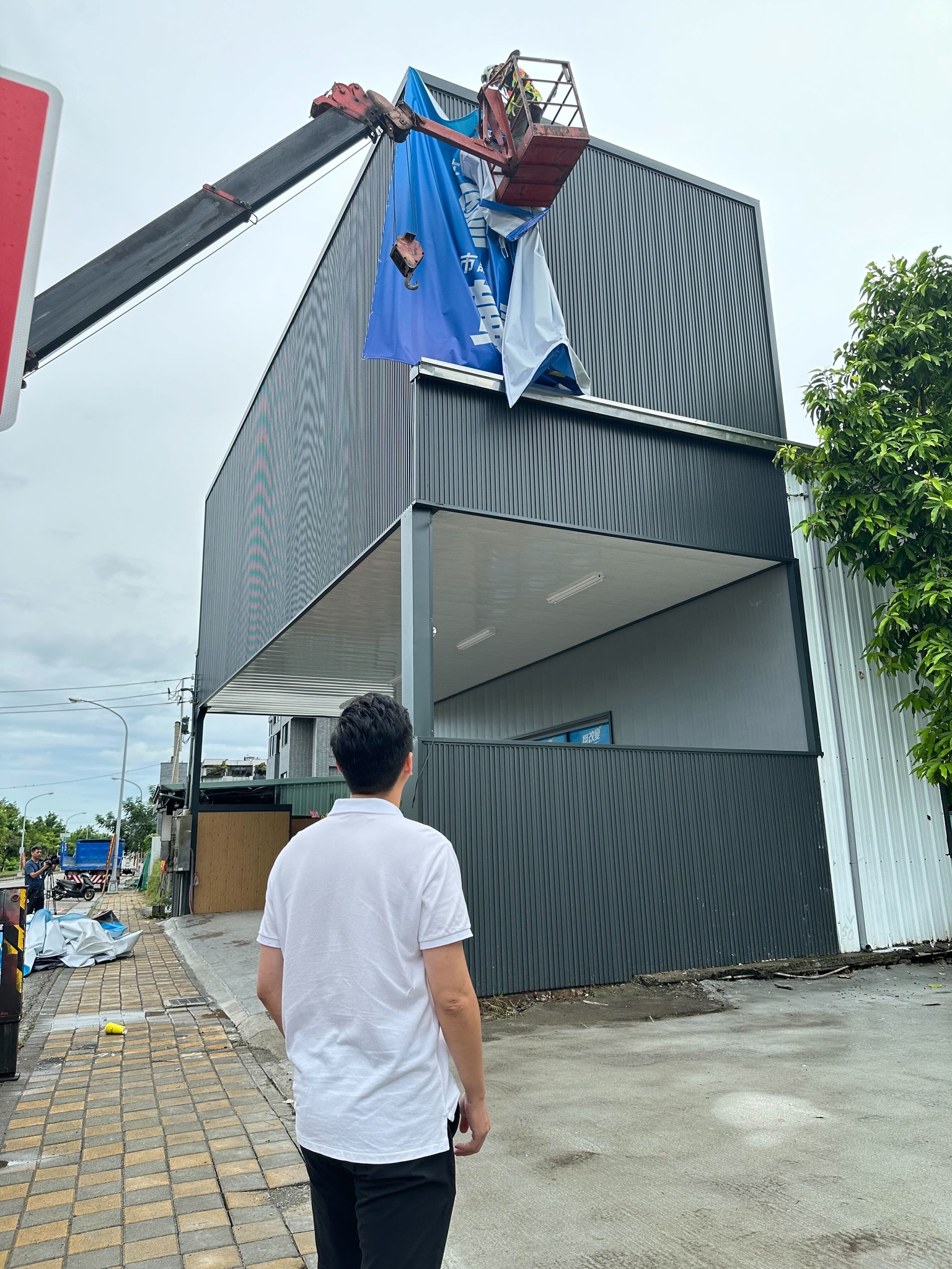 廖偉翔遭踢爆服務處違建後,隨即卸下看板後搬遷。(翻攝廖偉翔臉書)