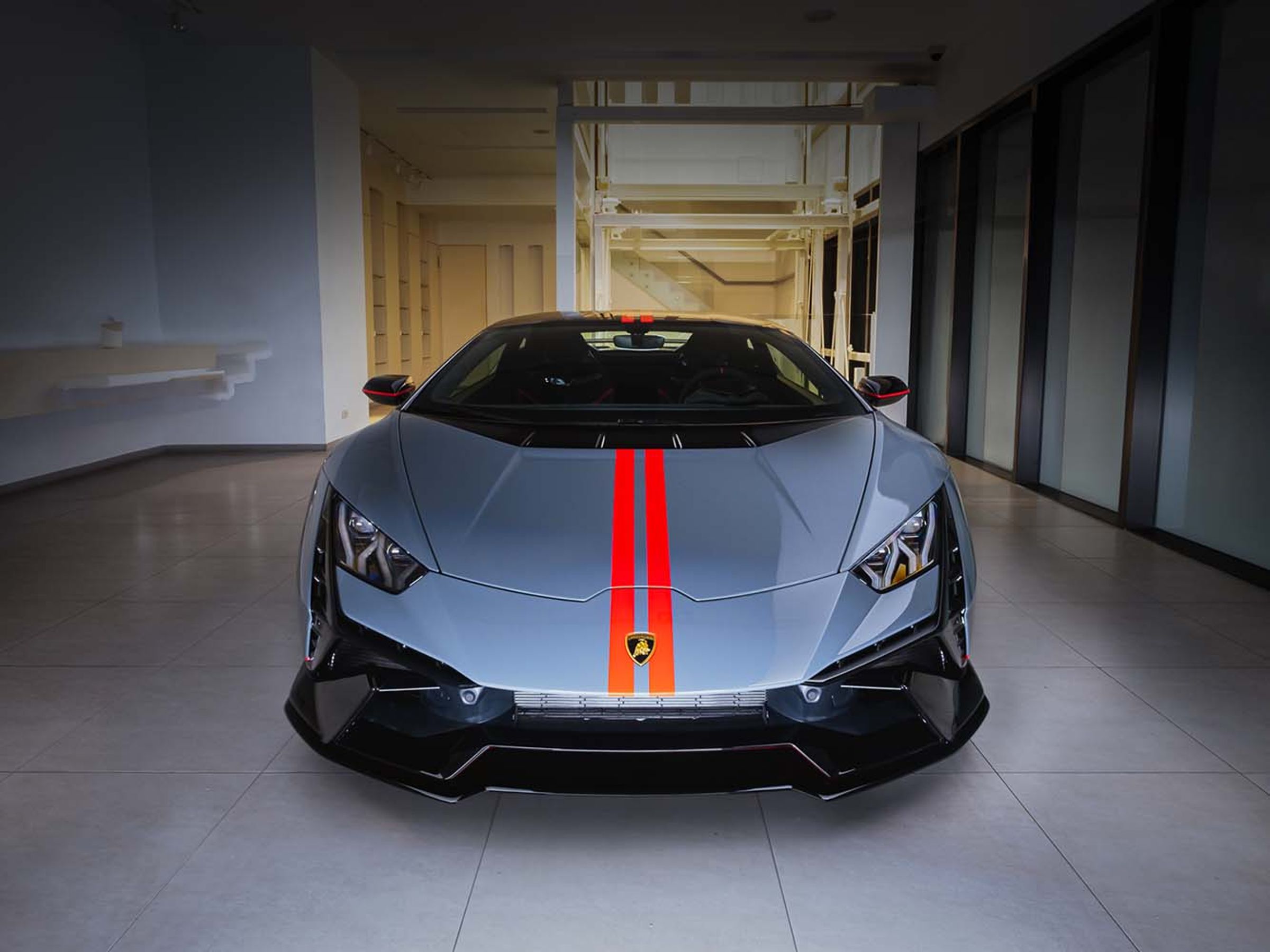 60周年紀念版Huracán Tecnica,外觀車色以Grigio Telesto珍珠灰搭配黑色與紅色的烤漆線條。