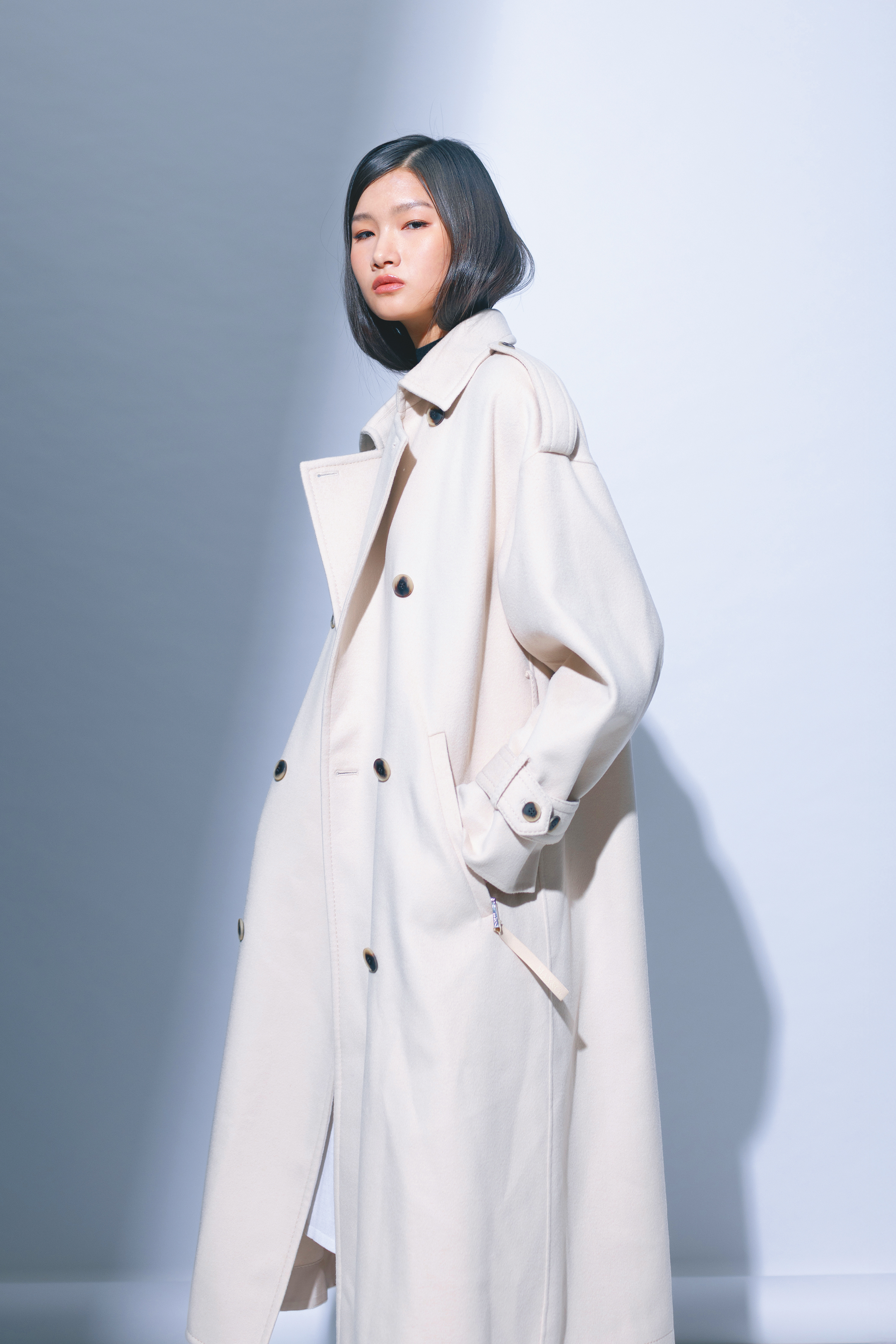 白色長大衣 價格店洽 by MAX&Co.；撞色洋裝 NT$51,900 by FERRAGAMO。